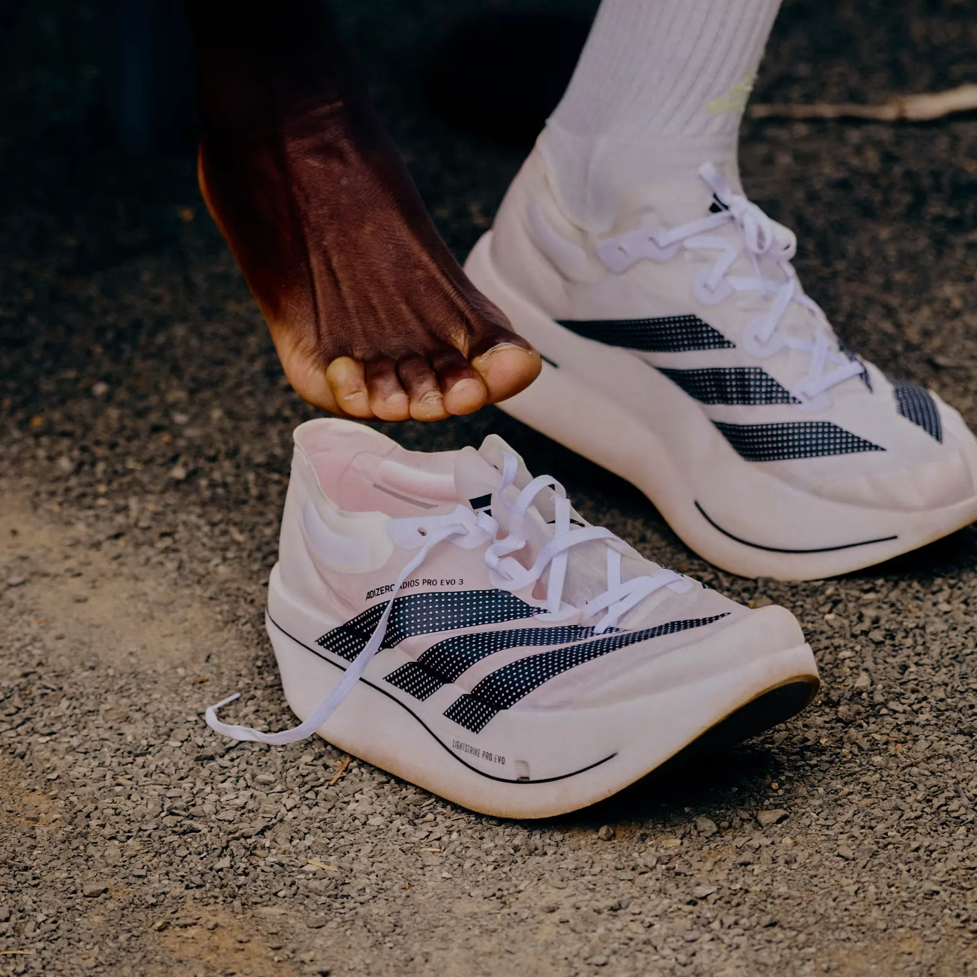 000000_adidas-Adizero-Adios-Pro-Evo-3_Cloud-White-Core-Black-Solar-Turbo_KH7678_img4