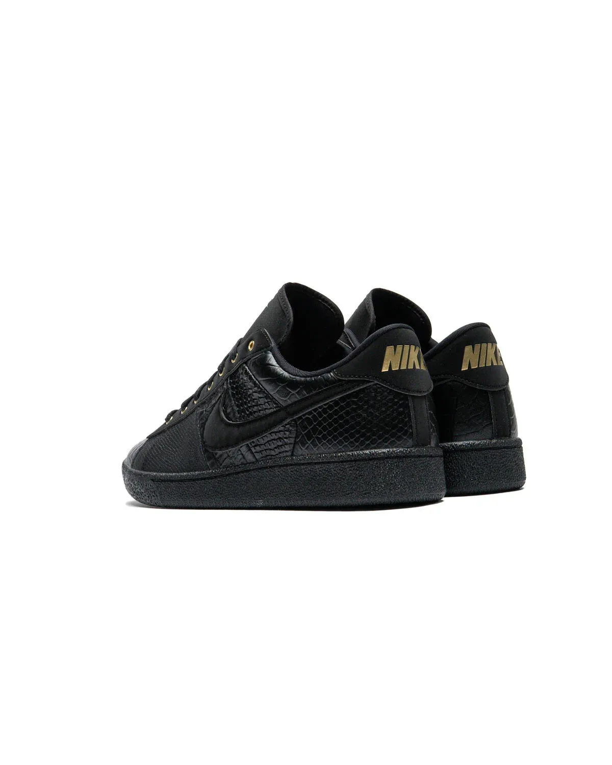 000000_Nike-Tennis-Classic-CS-PRM-WTCH-BND_Black-Black-Black_IQ5786-001_img3