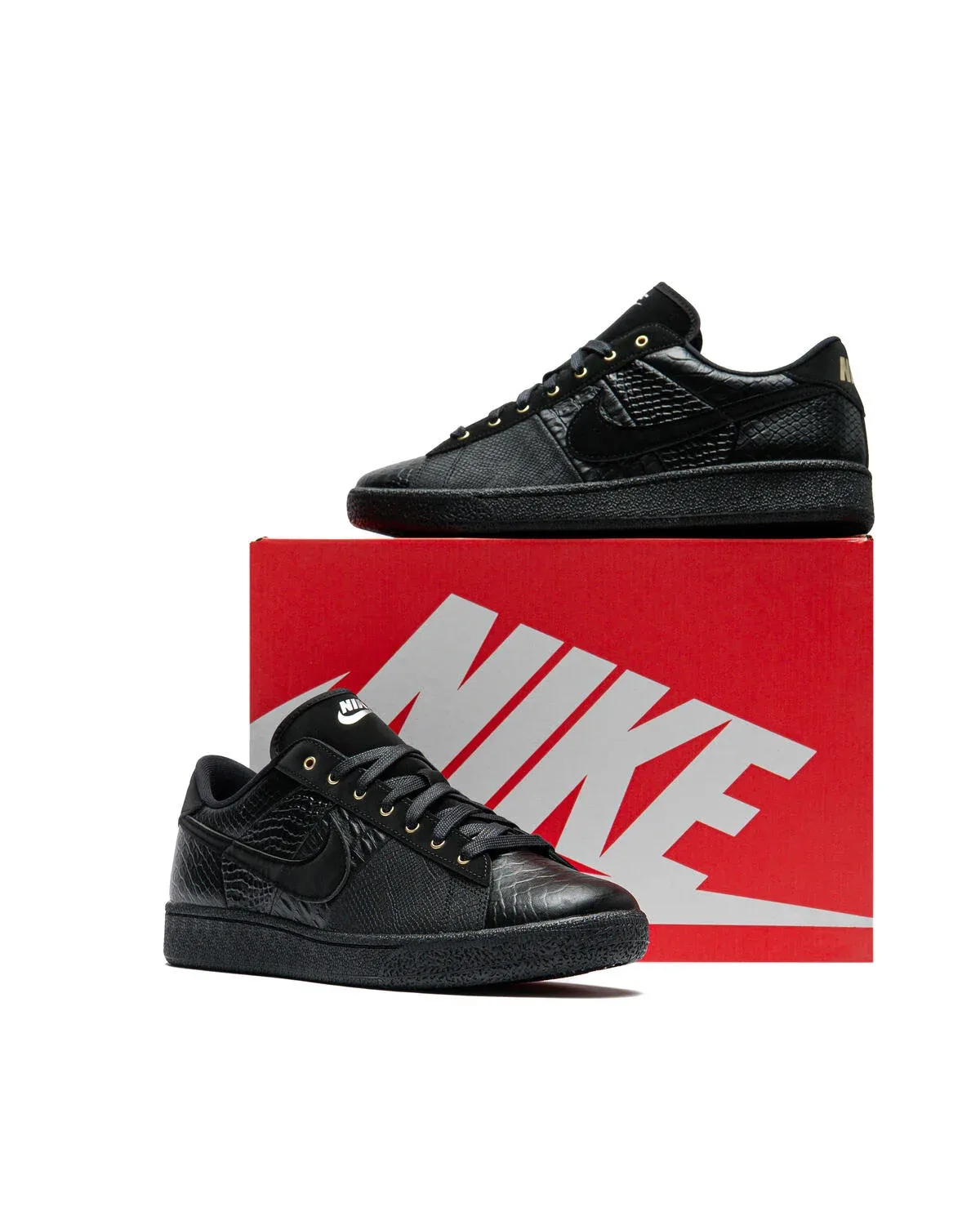 000000_Nike-Tennis-Classic-CS-PRM-WTCH-BND_Black-Black-Black_IQ5786-001_img4