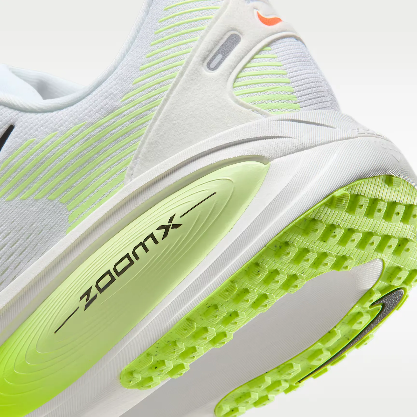 000000_Nike-Vomero-18_White-Volt_HM6803-120_img7