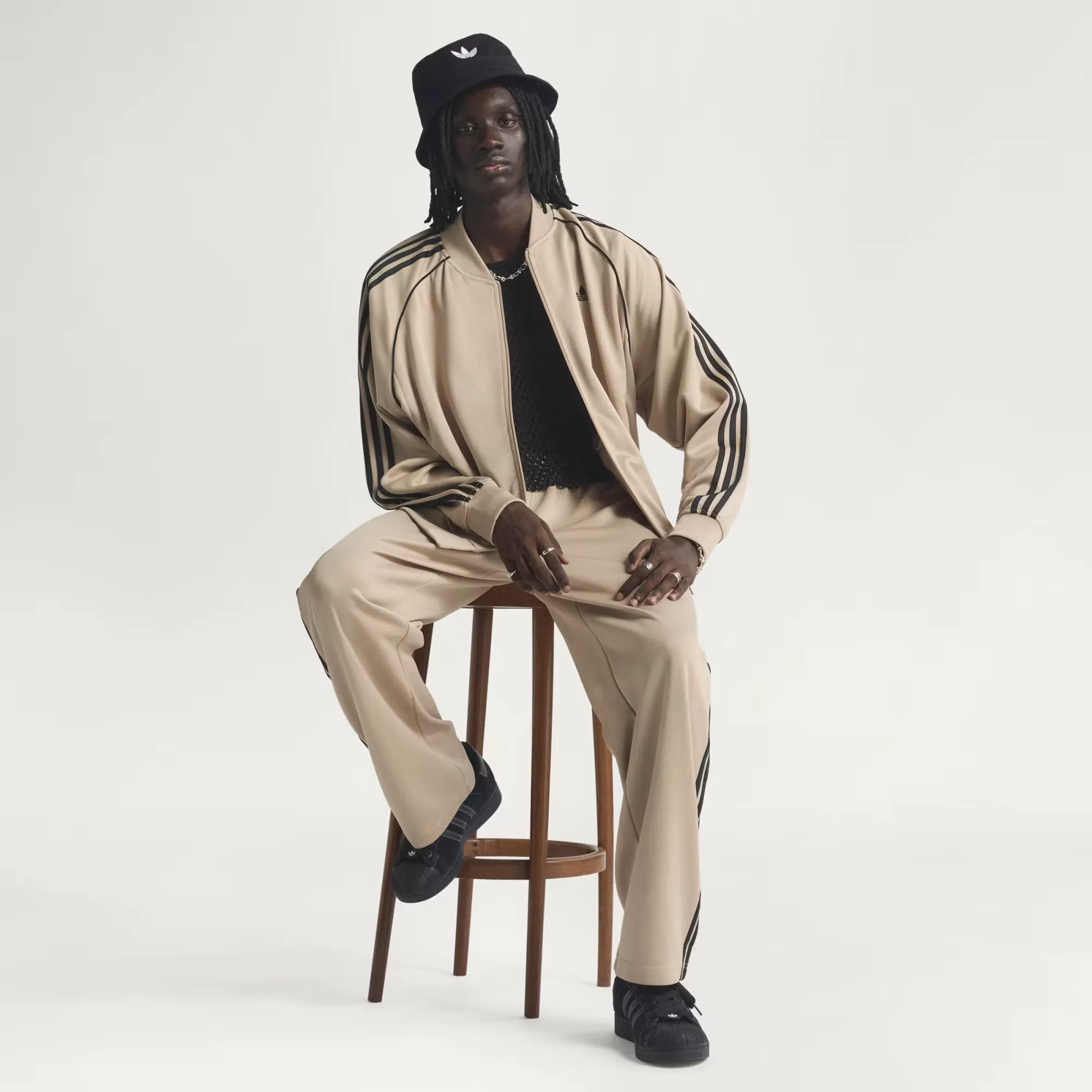 000000_adidas-Adicolor-Classics-SST-Oversized-Track-Jacket_Stone-Khaki-Black_KC8524_img2