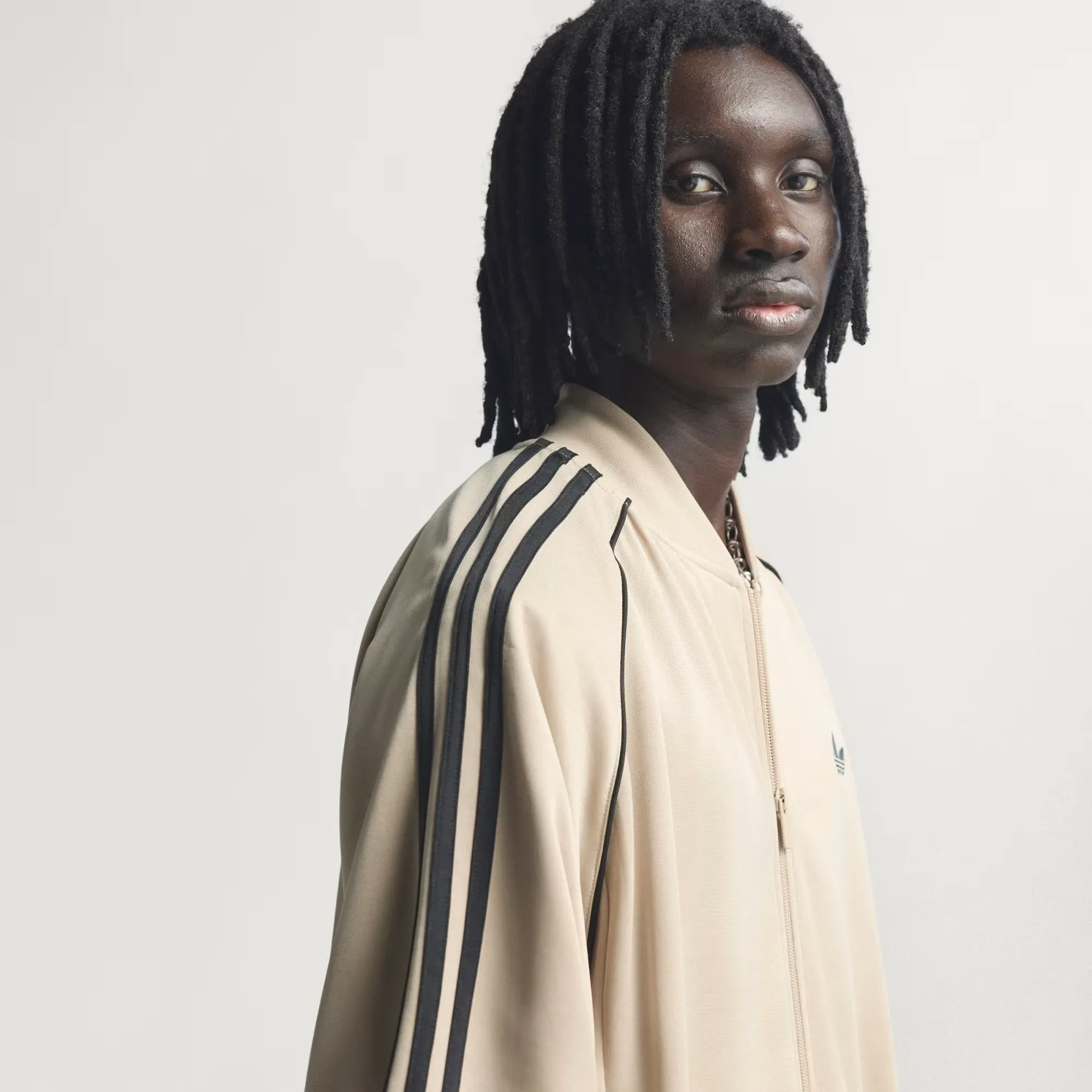 000000_adidas-Adicolor-Classics-SST-Oversized-Track-Jacket_Stone-Khaki-Black_KC8524_img4