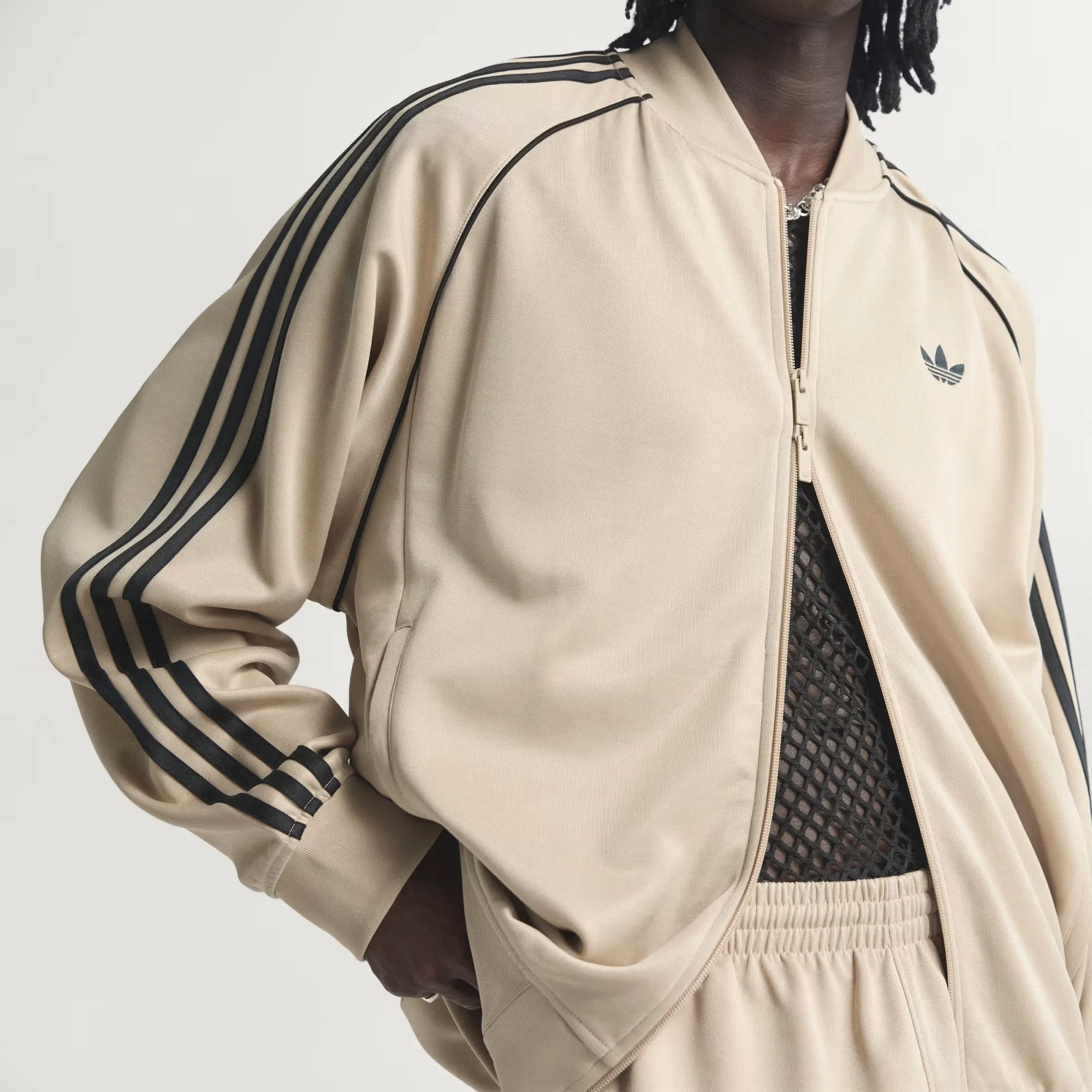 000000_adidas-Adicolor-Classics-SST-Oversized-Track-Jacket_Stone-Khaki-Black_KC8524_img5