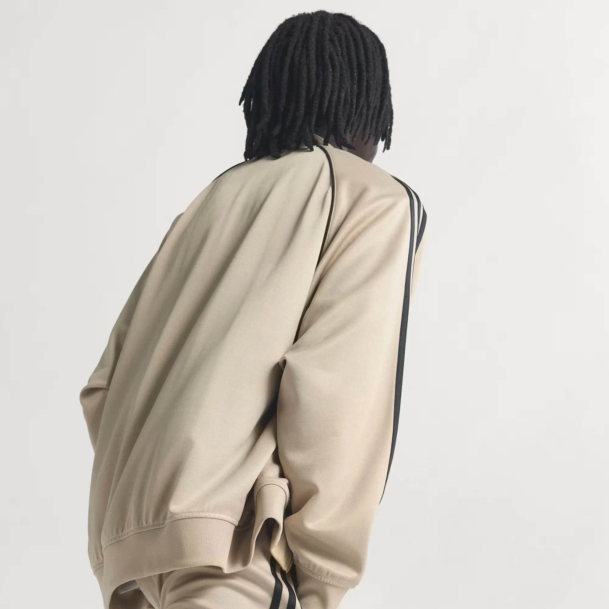 000000_adidas-Adicolor-Classics-SST-Oversized-Track-Jacket_Stone-Khaki-Black_KC8524_img6