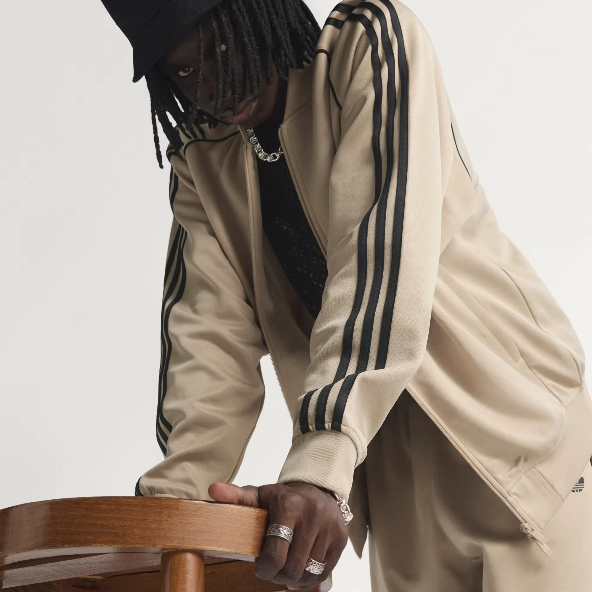 000000_adidas-Adicolor-Classics-SST-Oversized-Track-Jacket_Stone-Khaki-Black_KC8524_img8