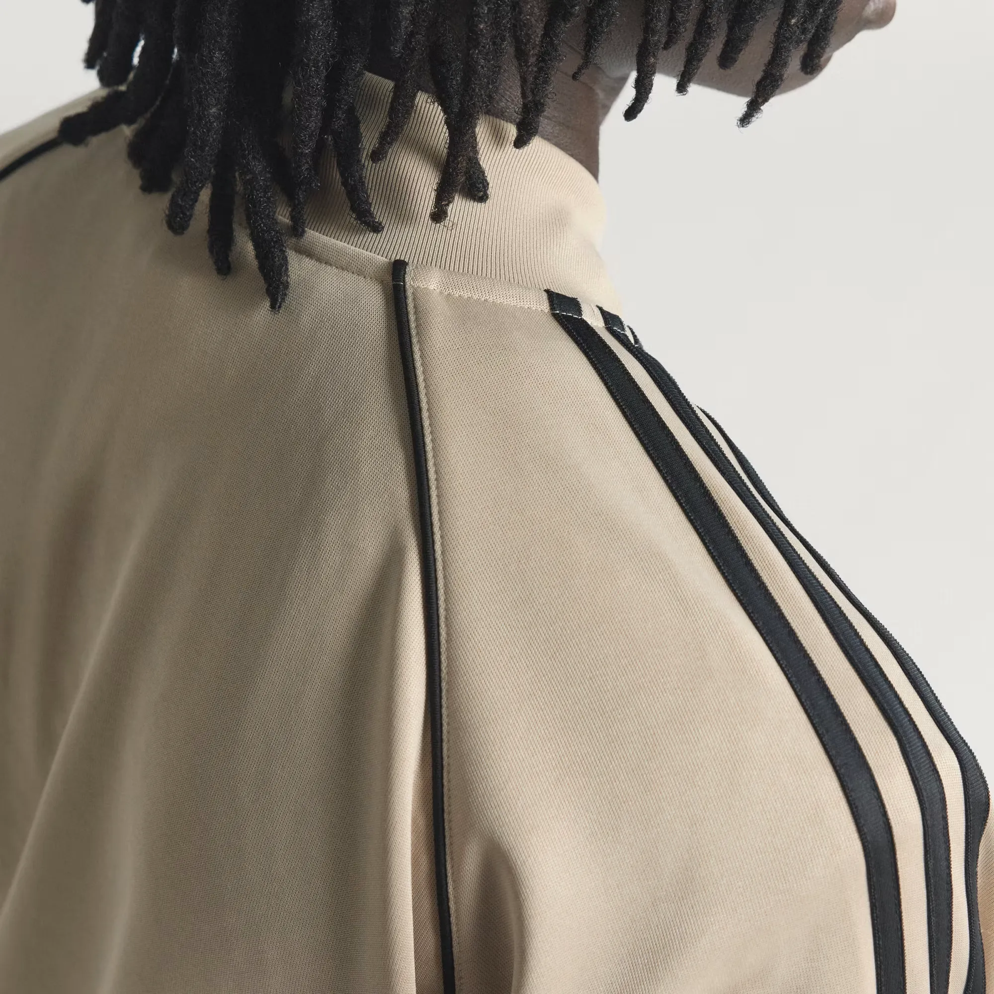 000000_adidas-Adicolor-Classics-SST-Oversized-Track-Jacket_Stone-Khaki-Black_KC8524_img9