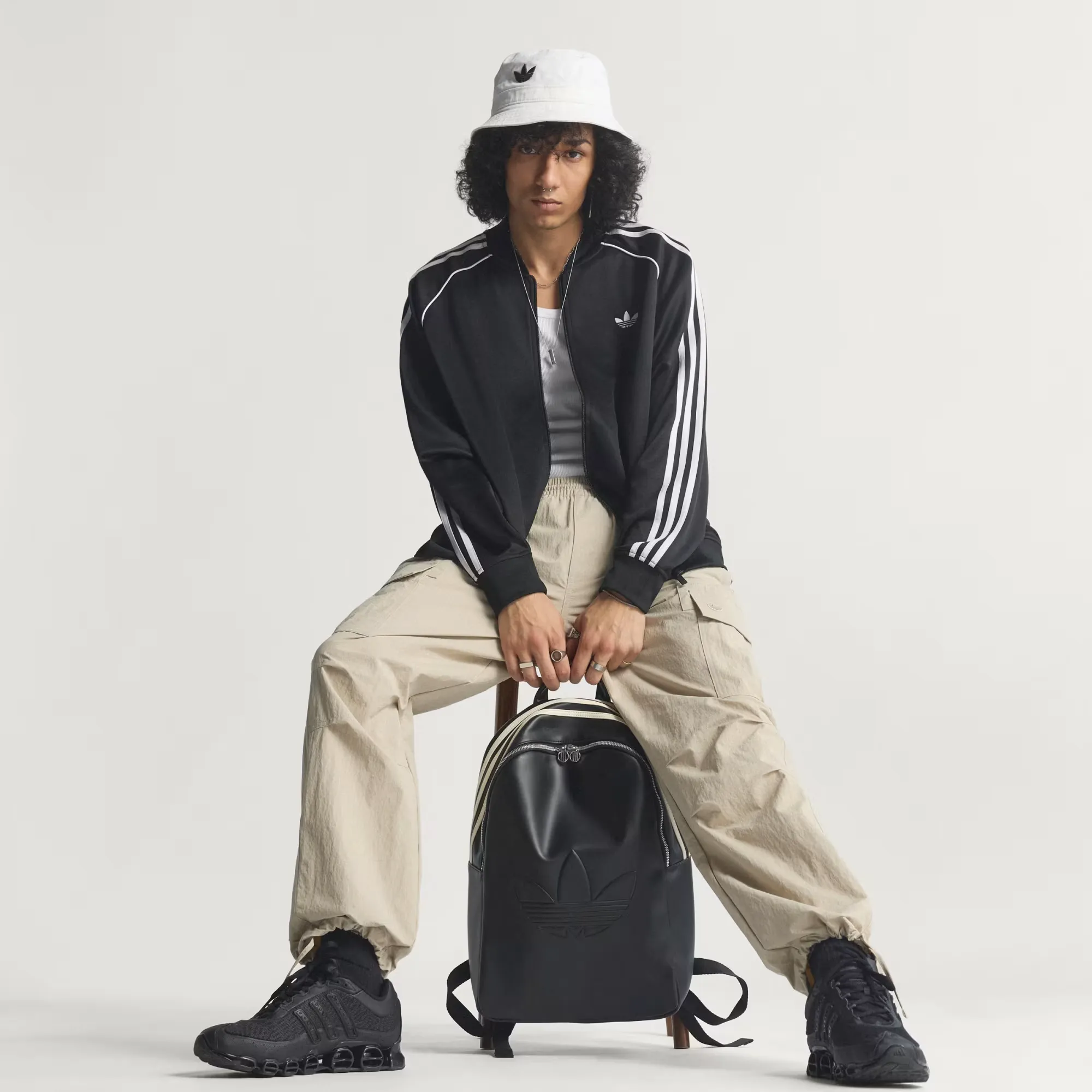 000000_adidas-Adicolor-Classics-SST-Loose-Track-Jacket_Black-White_KE0806_img2