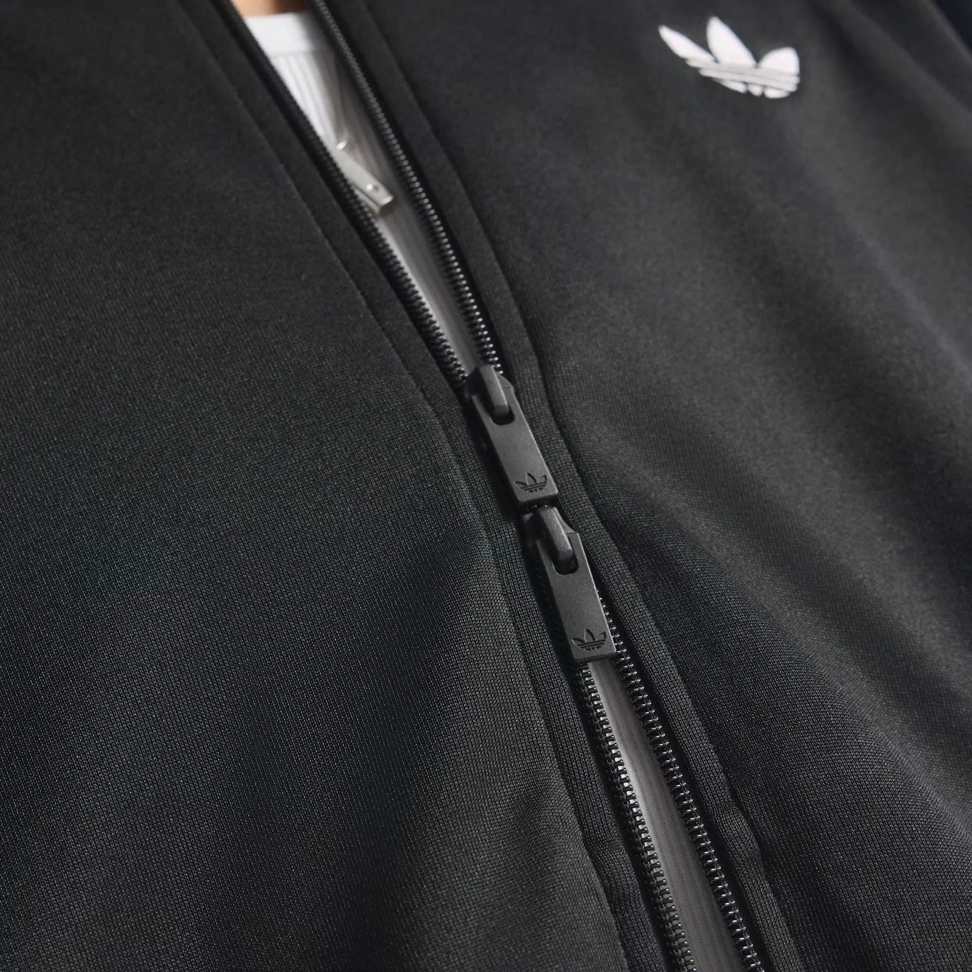 000000_adidas-Adicolor-Classics-SST-Loose-Track-Jacket_Black-White_KE0806_img4