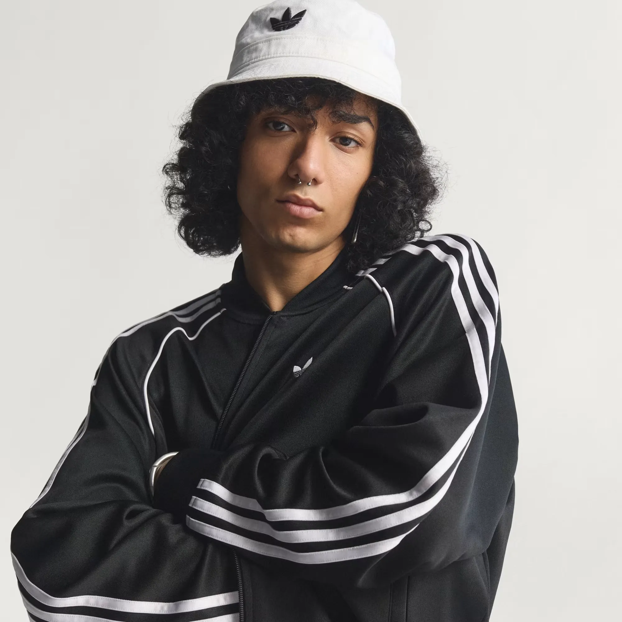 000000_adidas-Adicolor-Classics-SST-Loose-Track-Jacket_Black-White_KE0806_img5