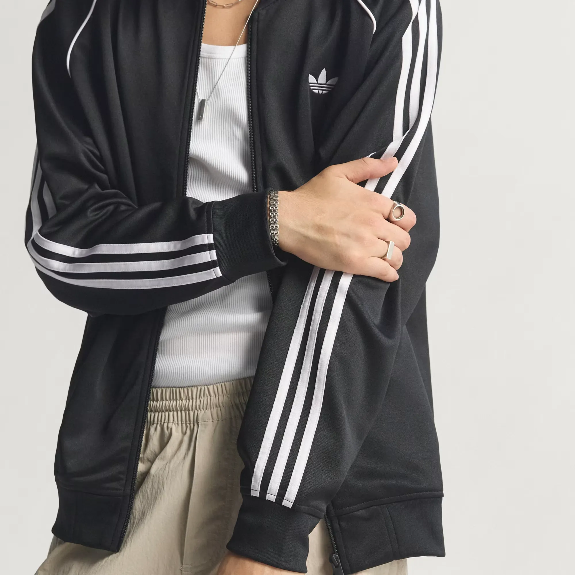 000000_adidas-Adicolor-Classics-SST-Loose-Track-Jacket_Black-White_KE0806_img6
