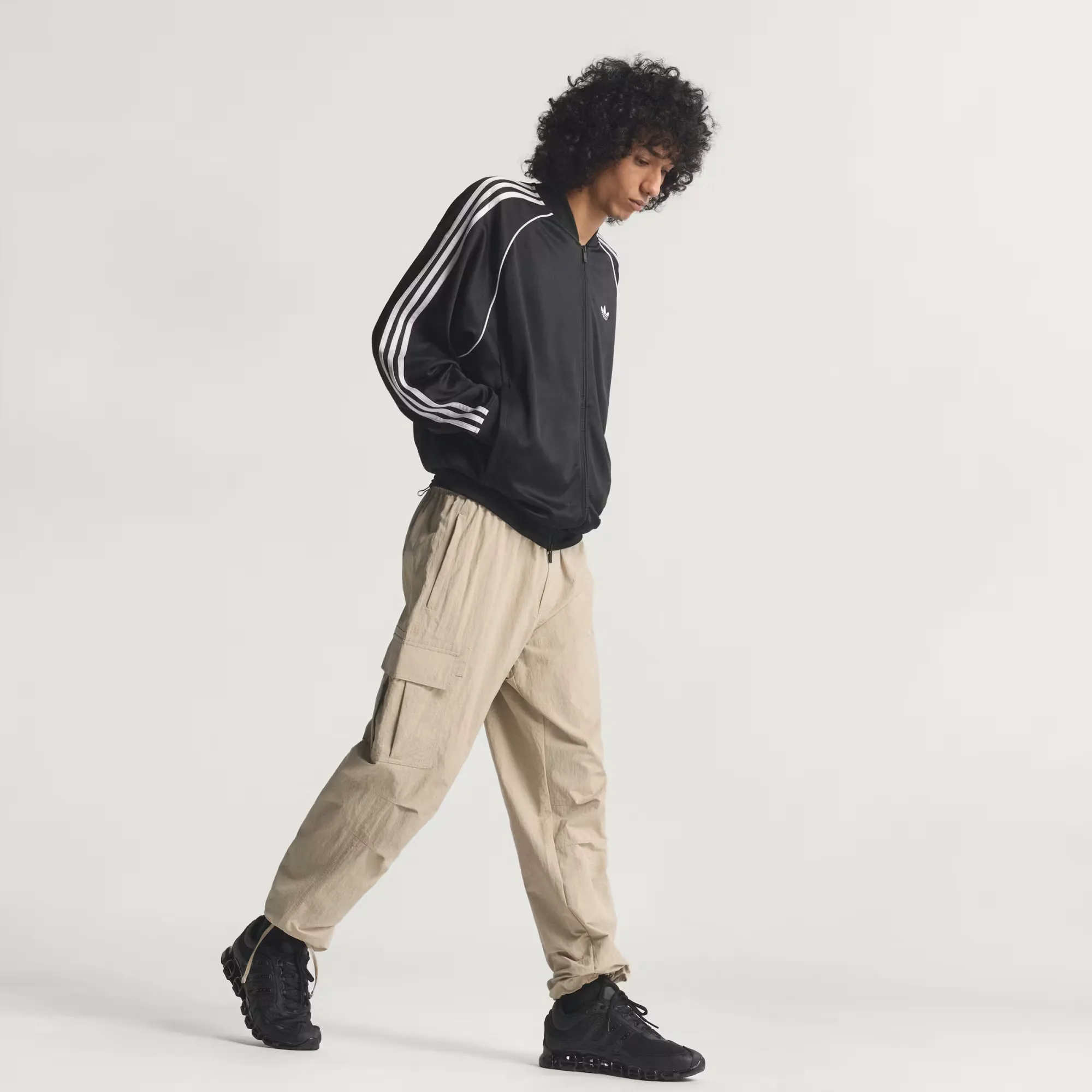 000000_adidas-Adicolor-Classics-SST-Loose-Track-Jacket_Black-White_KE0806_img7