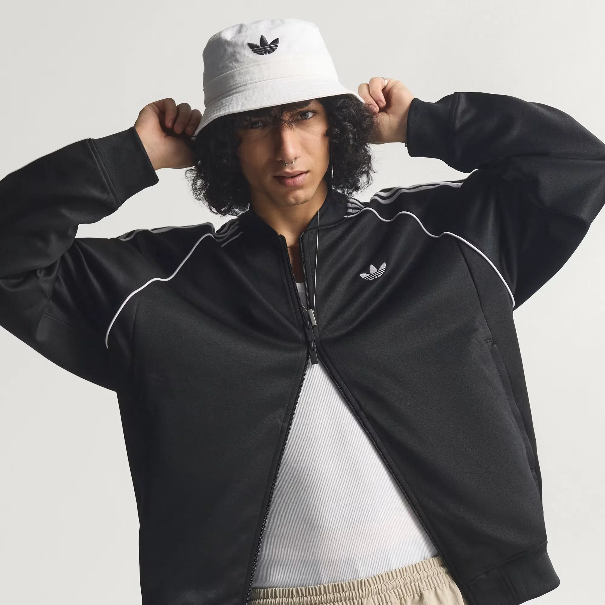 000000_adidas-Adicolor-Classics-SST-Loose-Track-Jacket_Black-White_KE0806_img0