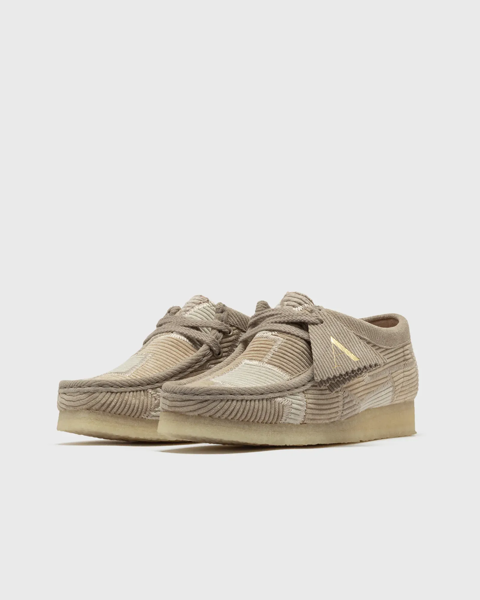 000000_Clarks-x-Aleali-May-Wallabee_Beige_26185905_img1