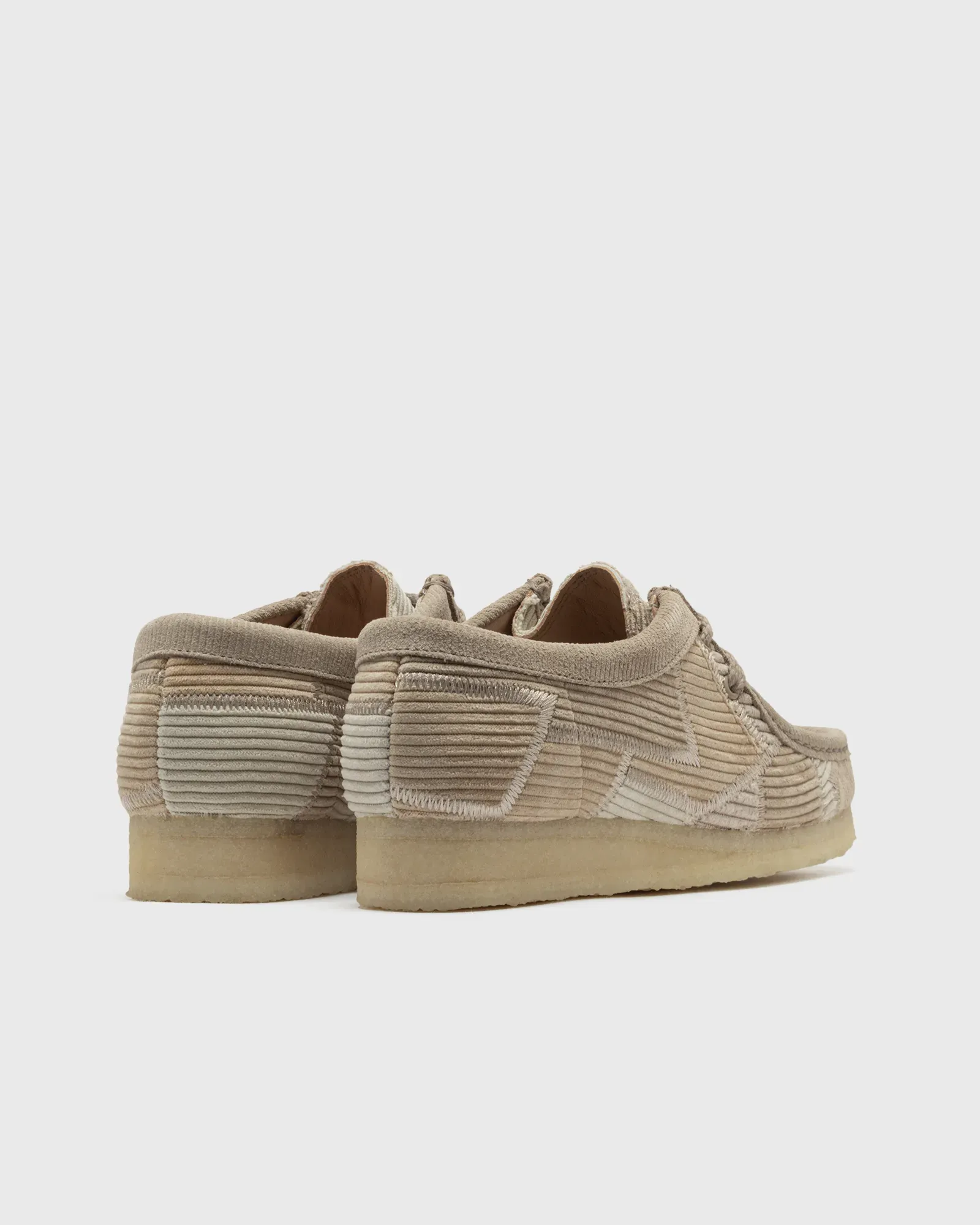 000000_Clarks-x-Aleali-May-Wallabee_Beige_26185905_img3
