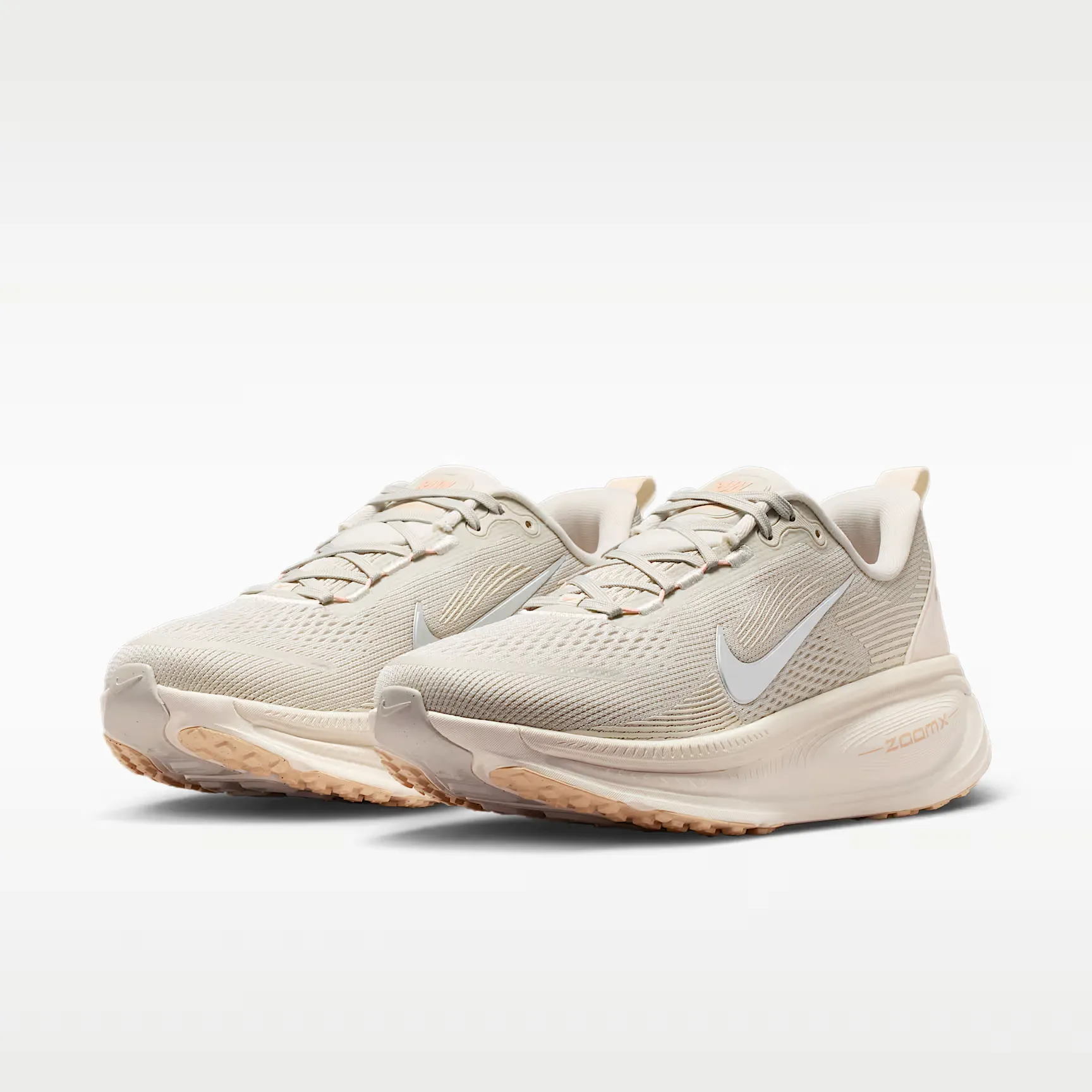 000000_Nike-Vomero-18-WMNS_Light-Bone-Arctic-Orange_HM6804-012_img4