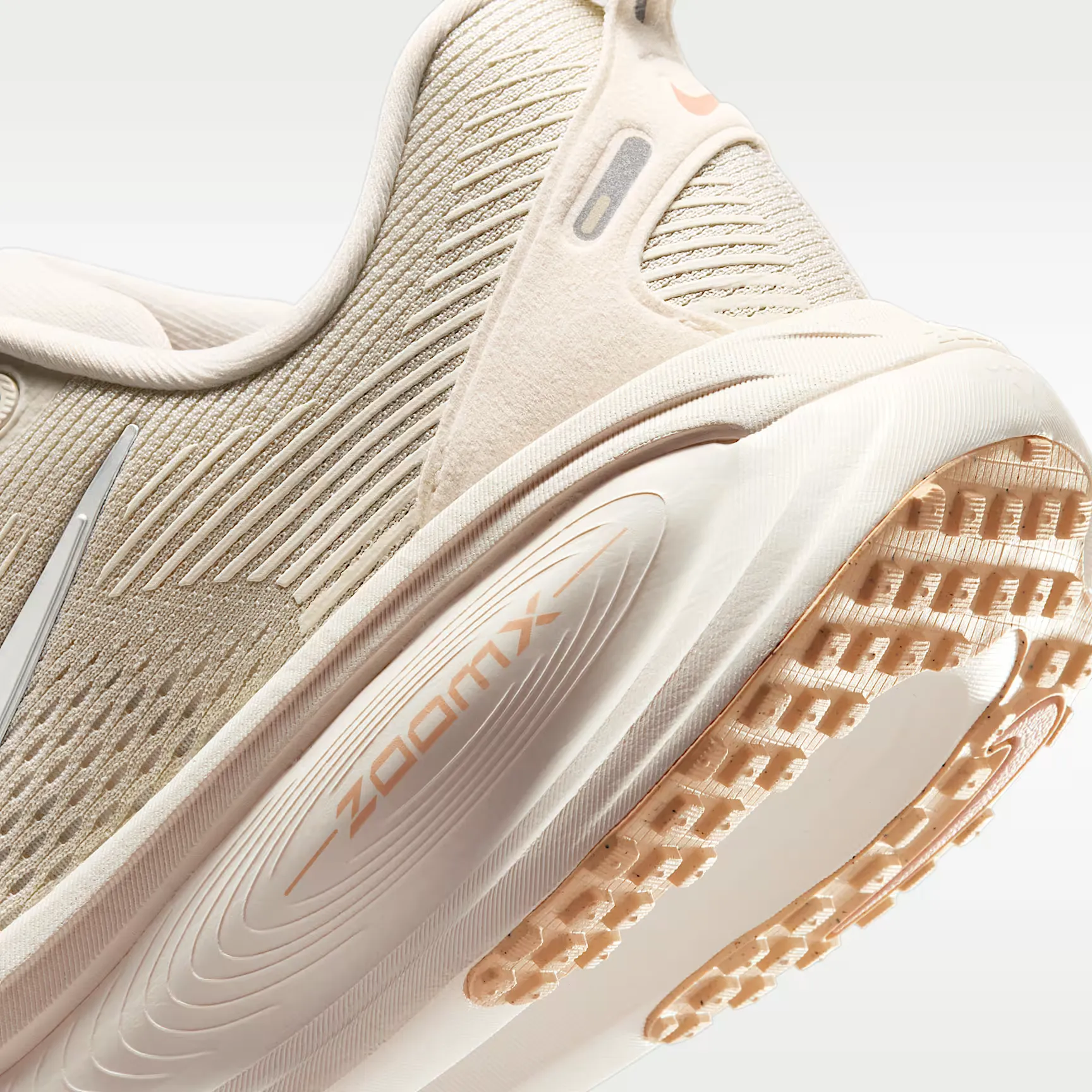 000000_Nike-Vomero-18-WMNS_Light-Bone-Arctic-Orange_HM6804-012_img7