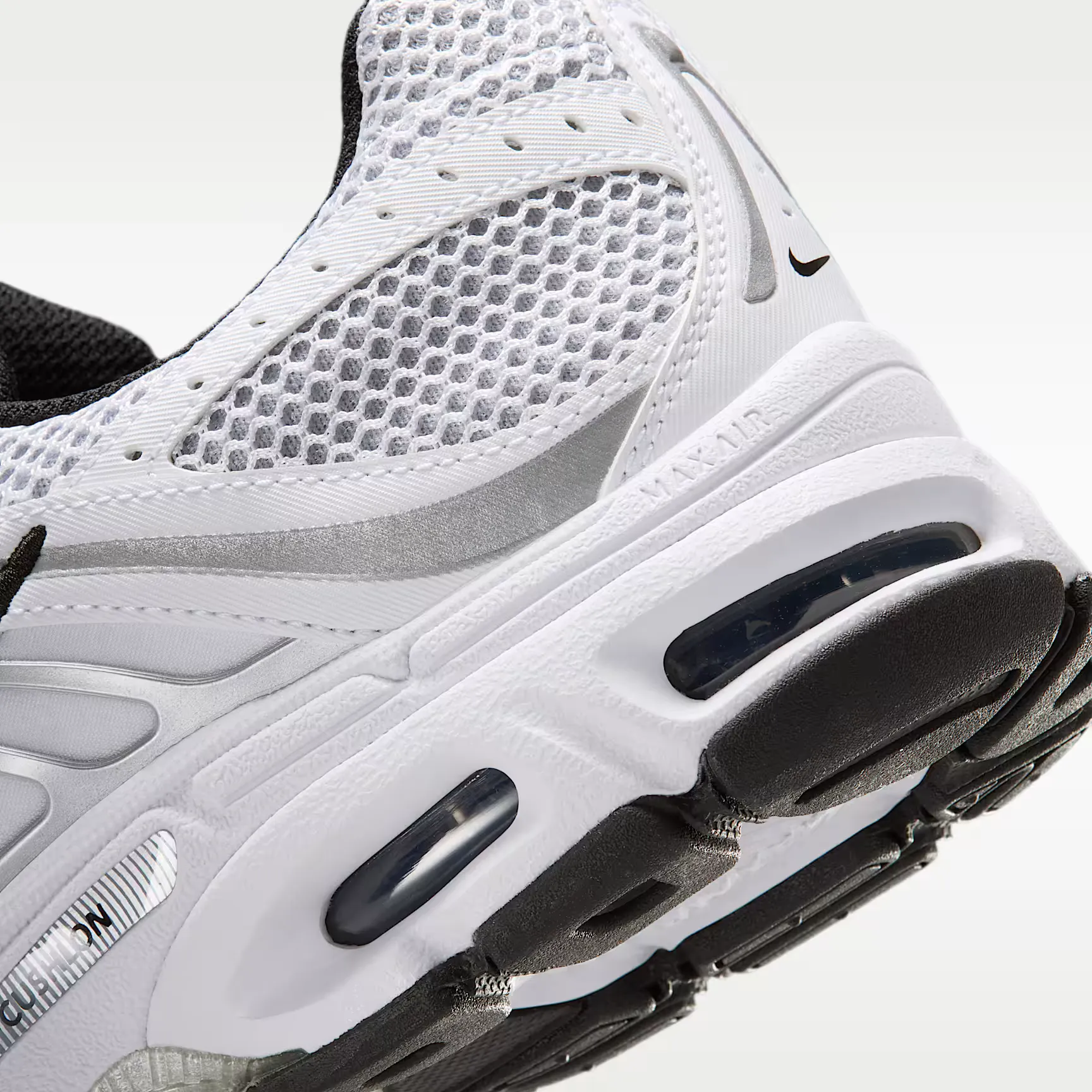 000000_Nike-Air-Max-Moto-2K_White-Black-Metallic-Silver_IR1476-100_img7