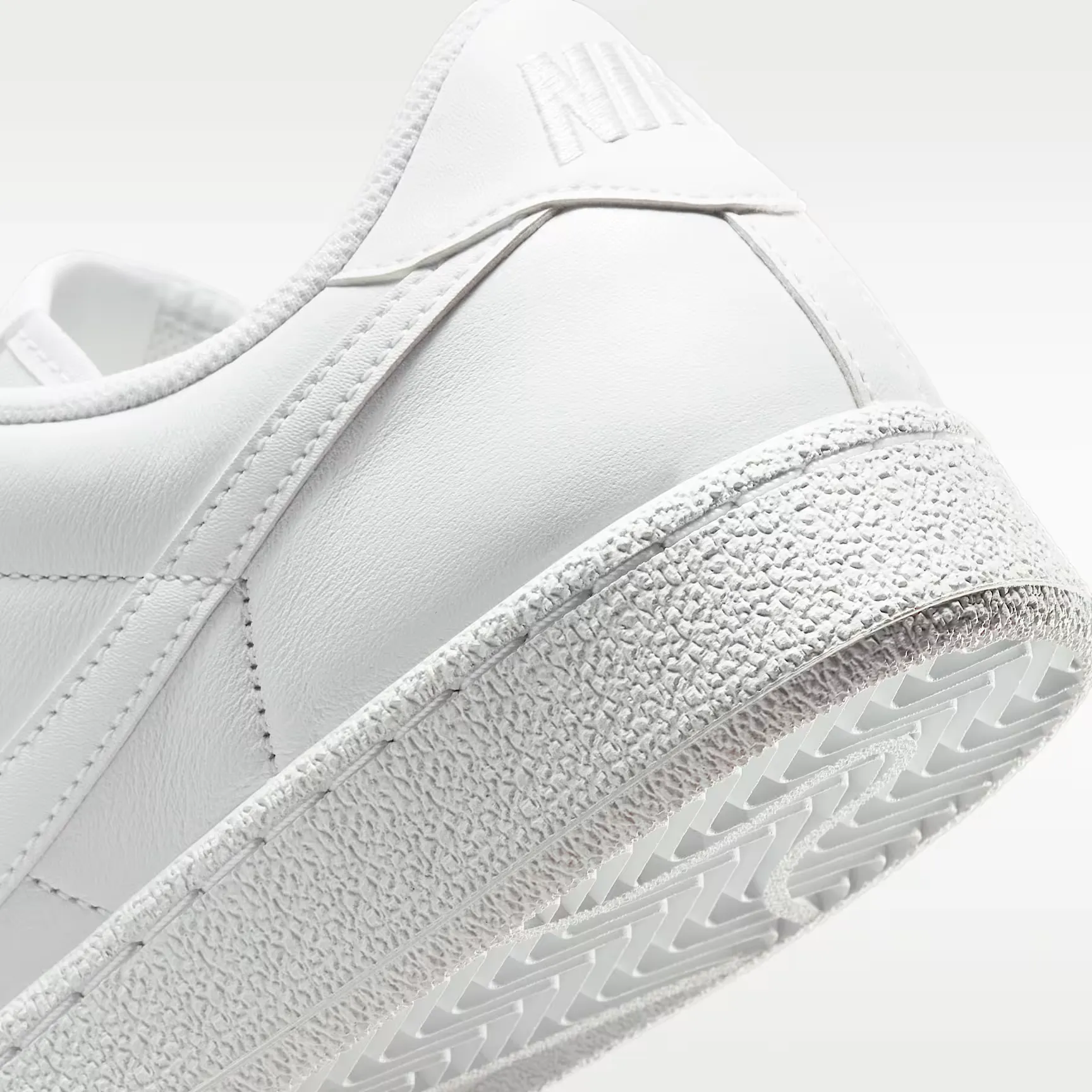 000000_Nike-Tennis-Classic-WMNS_Triple-White_IQ7387-107_img7