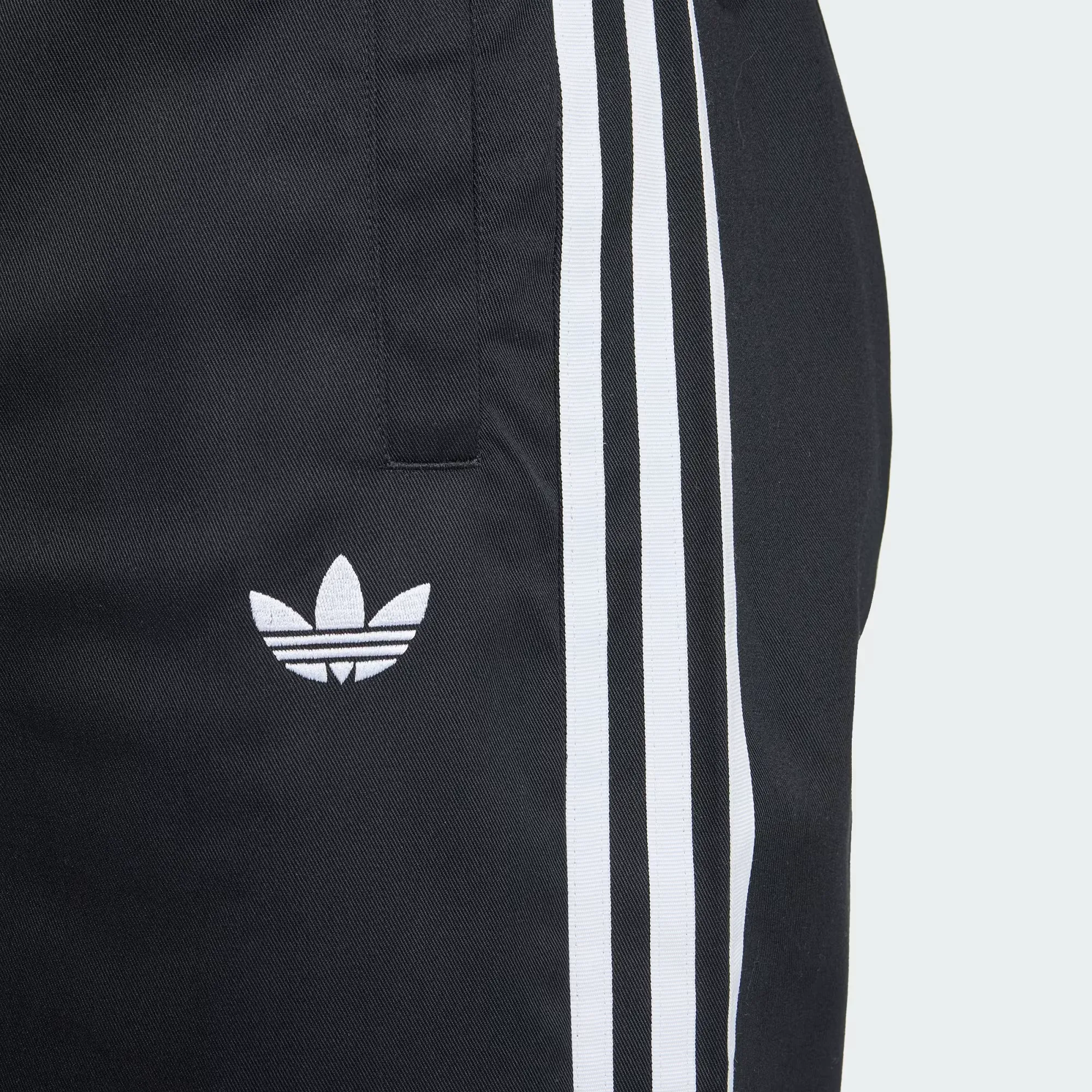 000000_adidas-Adicolor-SST-Short_Black_KR1389_img4