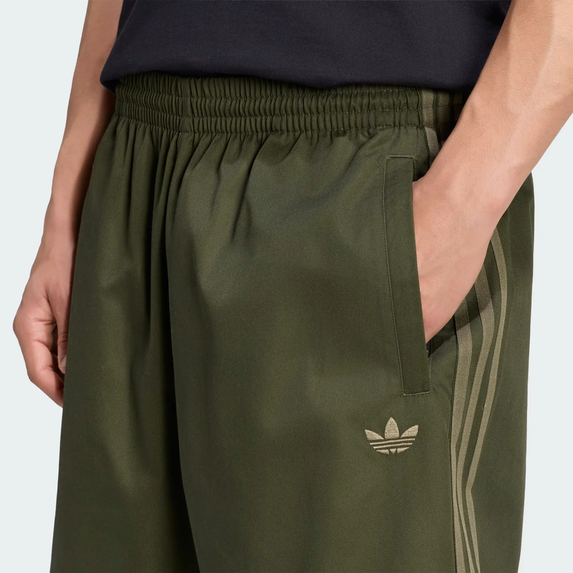 000000_adidas-Originals-Adicolor-SST-Short_Night-Cargo_KR1390_img4