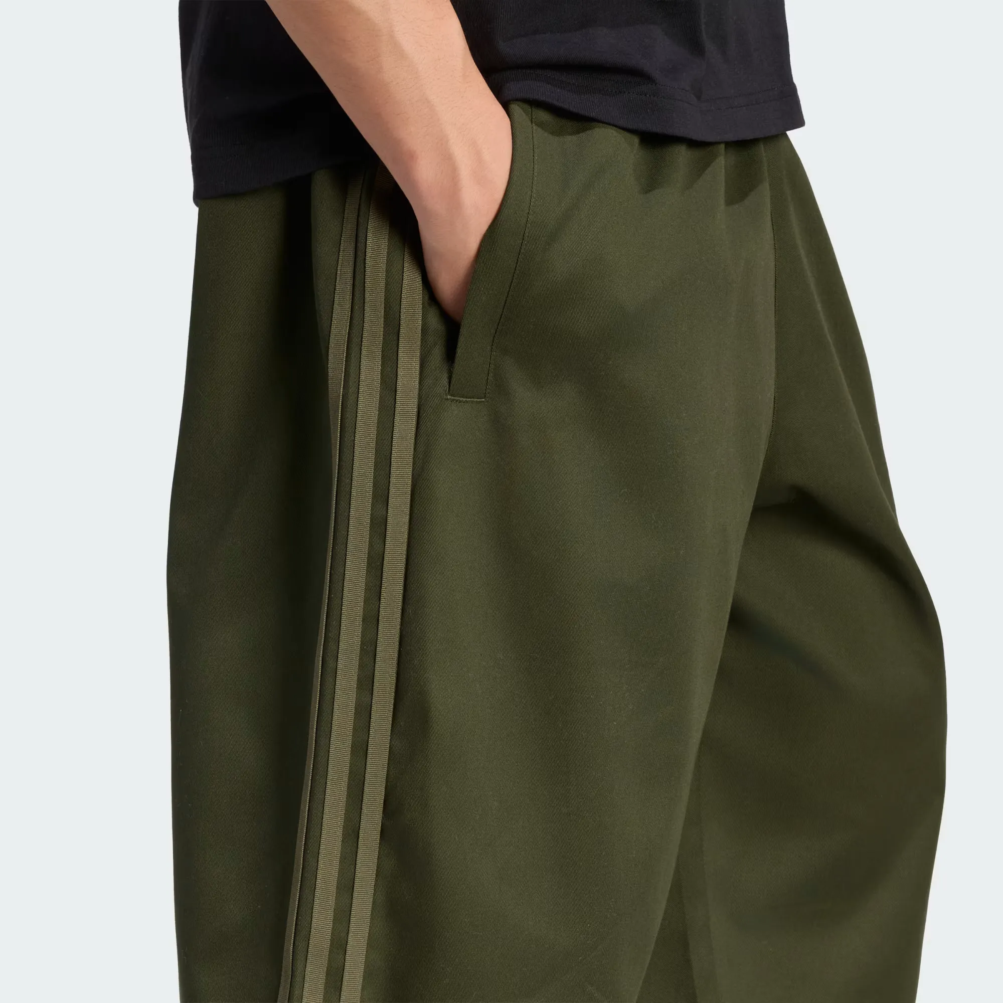 000000_adidas-Originals-Adicolor-SST-Short_Night-Cargo_KR1390_img5