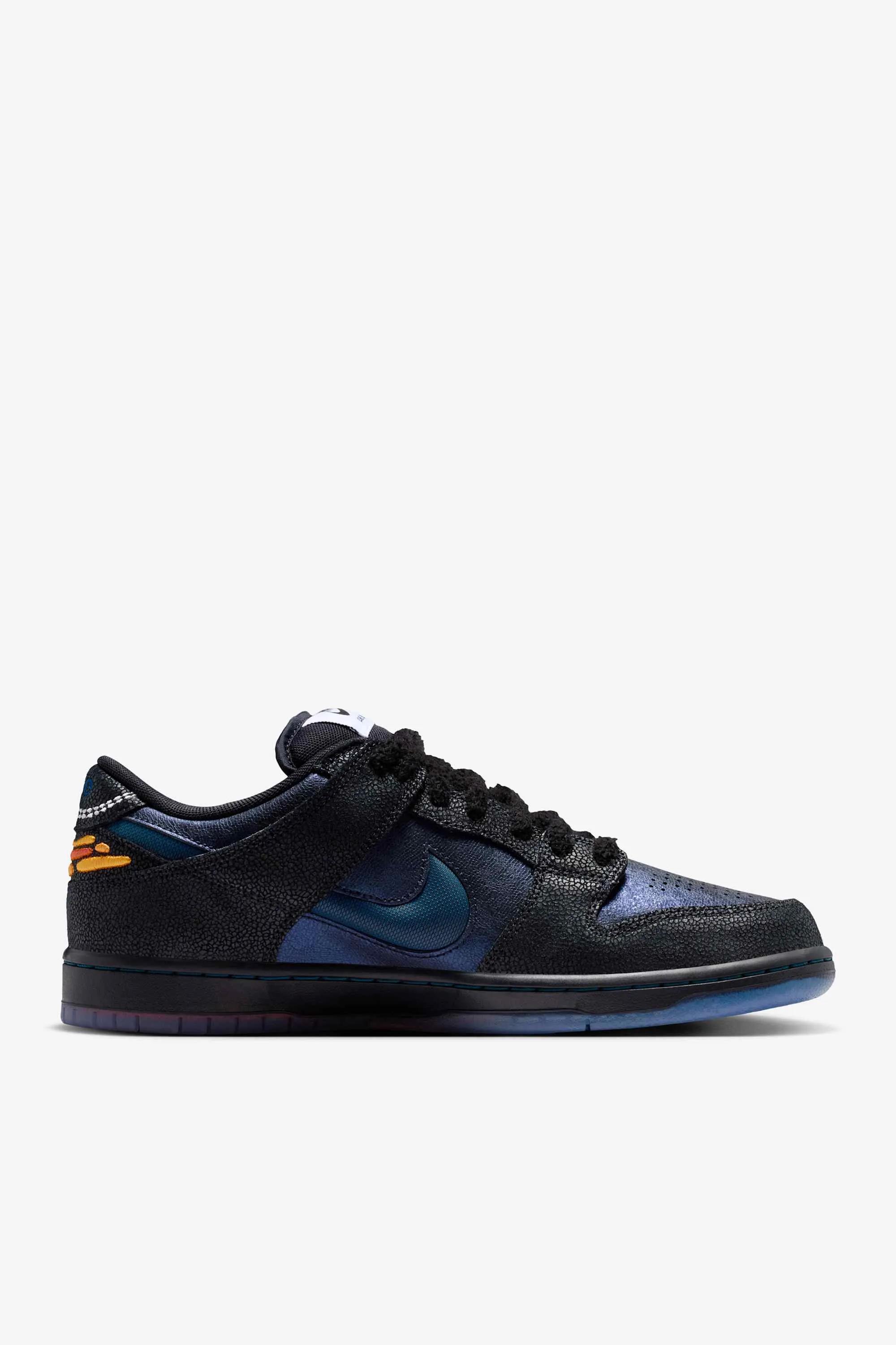 000000_Bluetile-x-Nike-SB-Dunk-Low_Monarch-Butterfly_IQ1323-001_img3