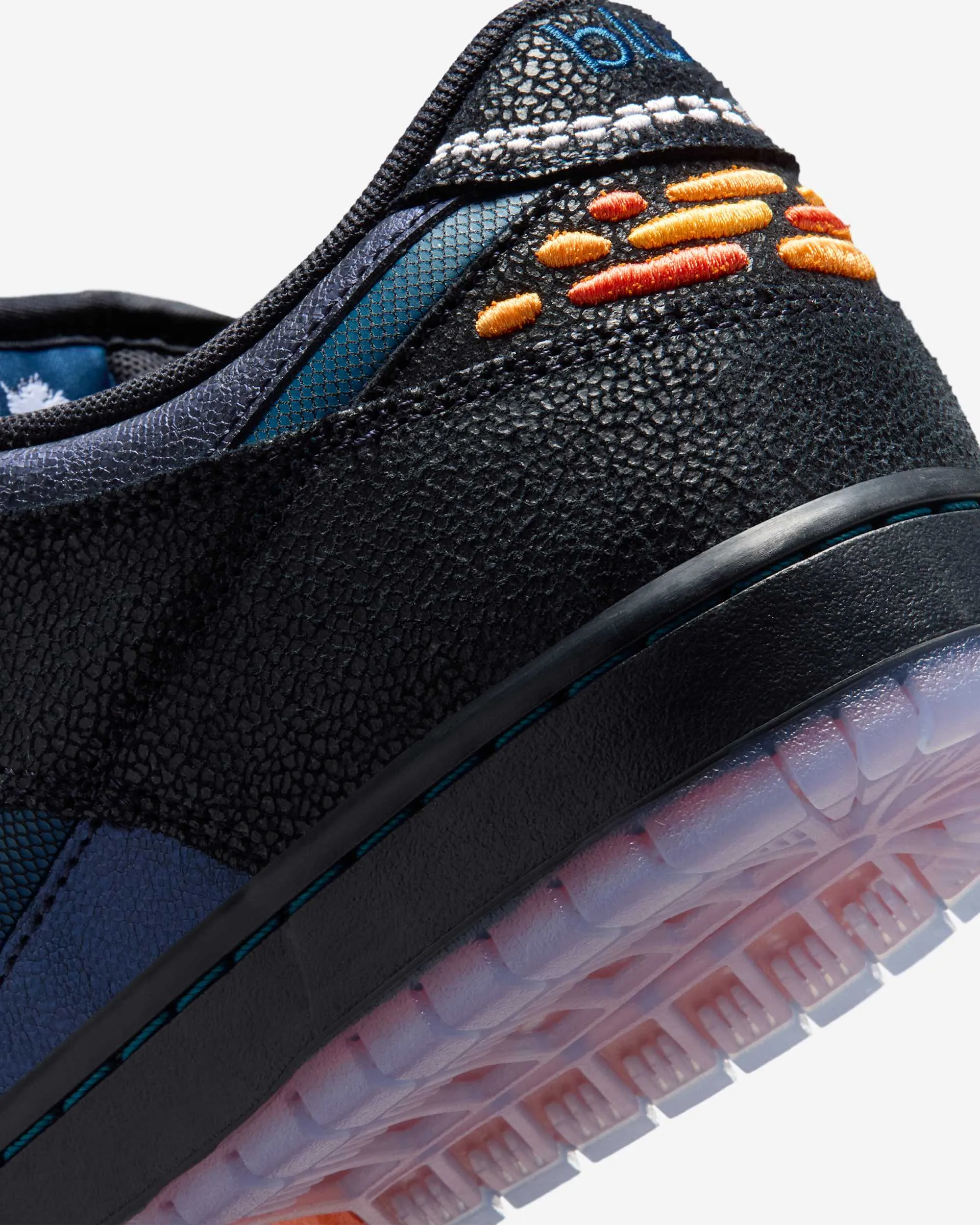 000000_Bluetile-x-Nike-SB-Dunk-Low_Monarch-Butterfly_IQ1323-001_img9