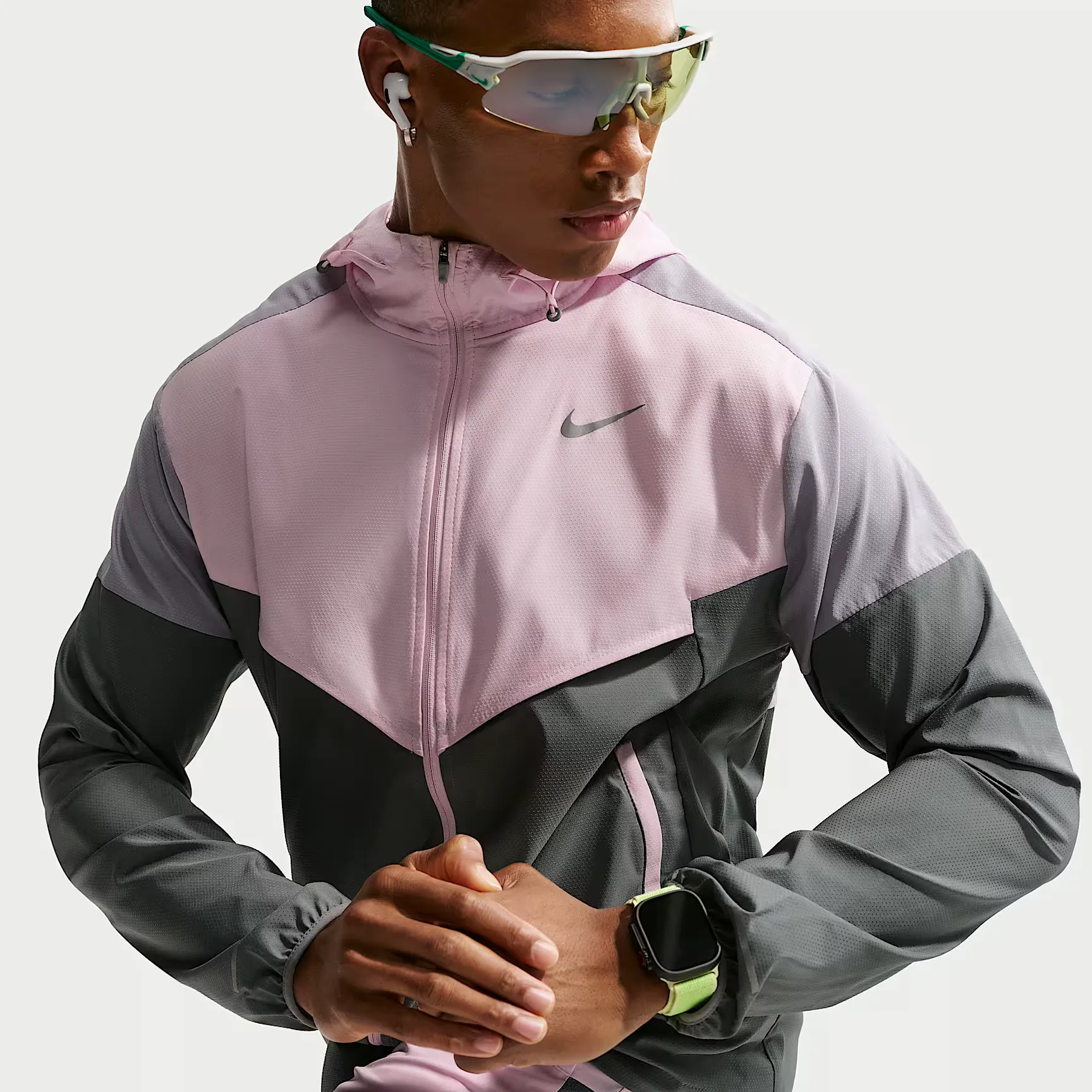000000_Nike-Running-Impossibly-Light-Windrunner-Jacket_Smoke-Grey-Pink-Foam-Wolf-Grey_HV6521-060_img2
