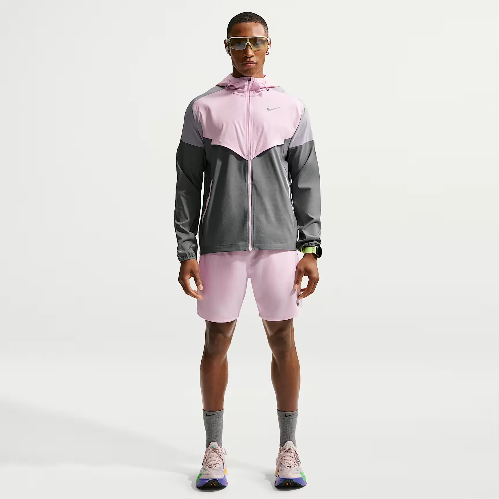 000000_Nike-Running-Impossibly-Light-Windrunner-Jacket_Smoke-Grey-Pink-Foam-Wolf-Grey_HV6521-060_img3