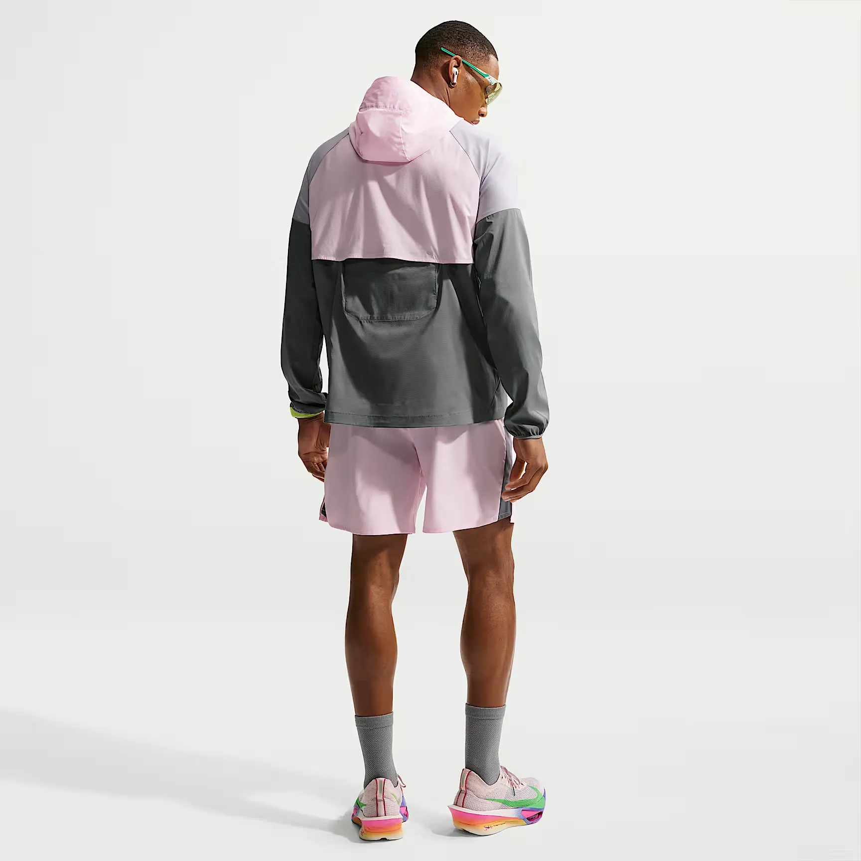 000000_Nike-Running-Impossibly-Light-Windrunner-Jacket_Smoke-Grey-Pink-Foam-Wolf-Grey_HV6521-060_img4
