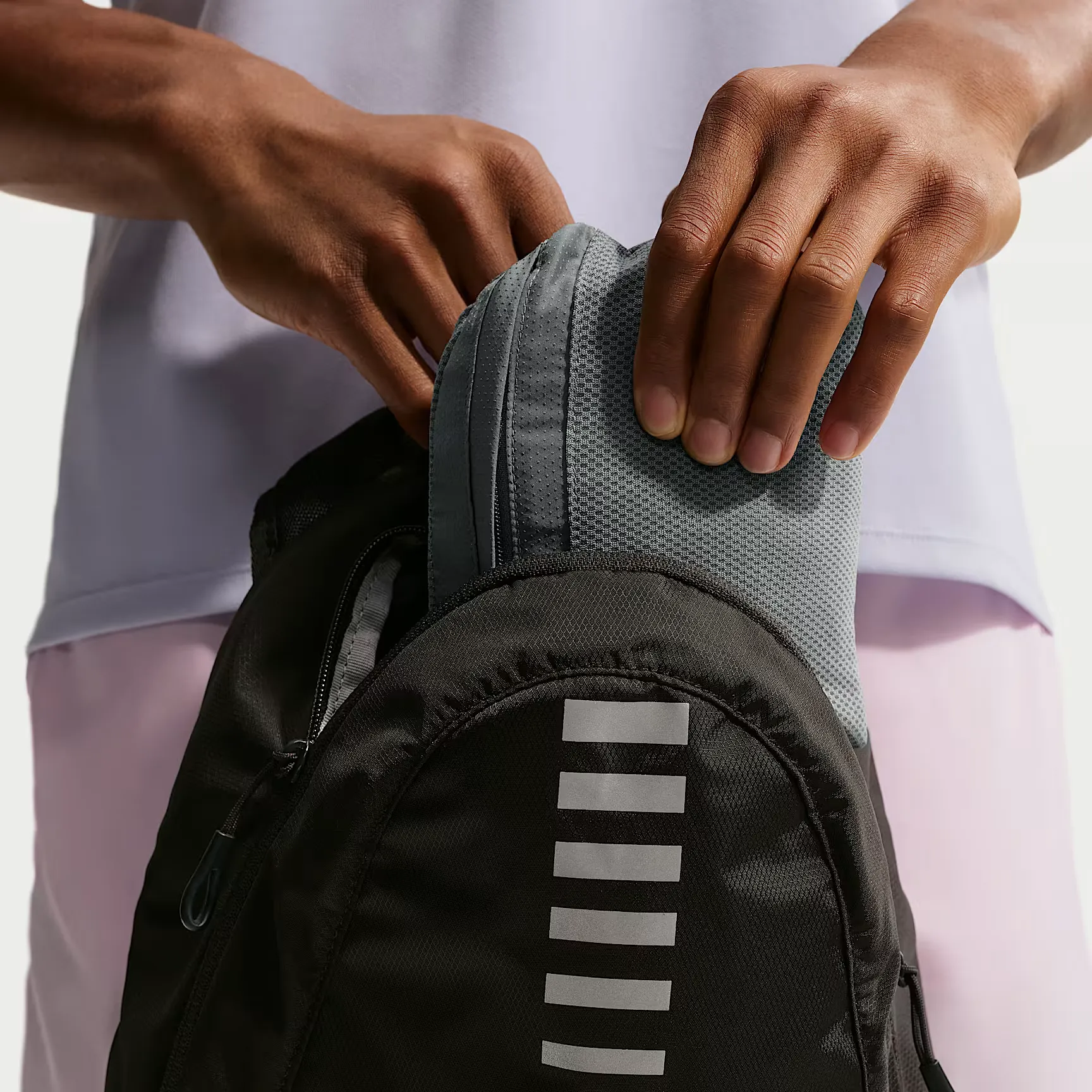000000_Nike-Running-Impossibly-Light-Windrunner-Jacket_Smoke-Grey-Pink-Foam-Wolf-Grey_HV6521-060_img6