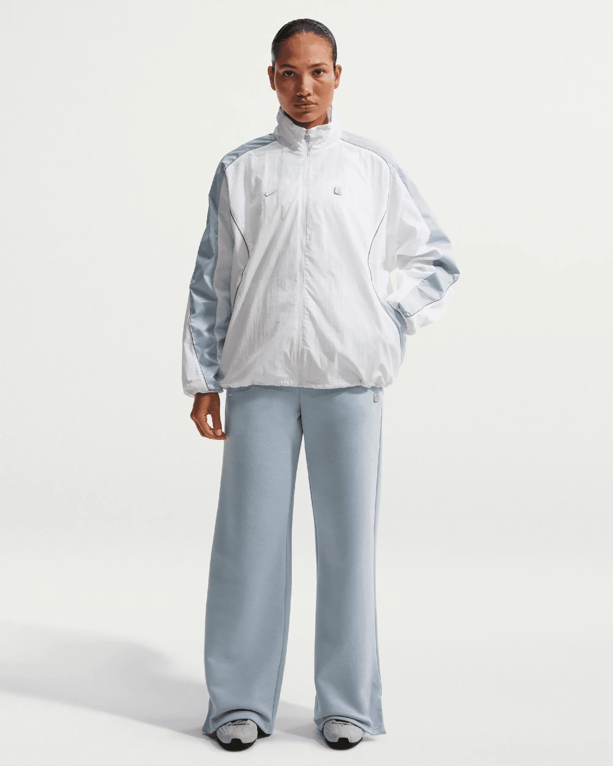 000000_Nike-Sportswear-Shox-Woven-Logo-Water-Repellent-Oversize-Light-Jacket-WMNS_White-Light-Blue_IO8380-100_img1