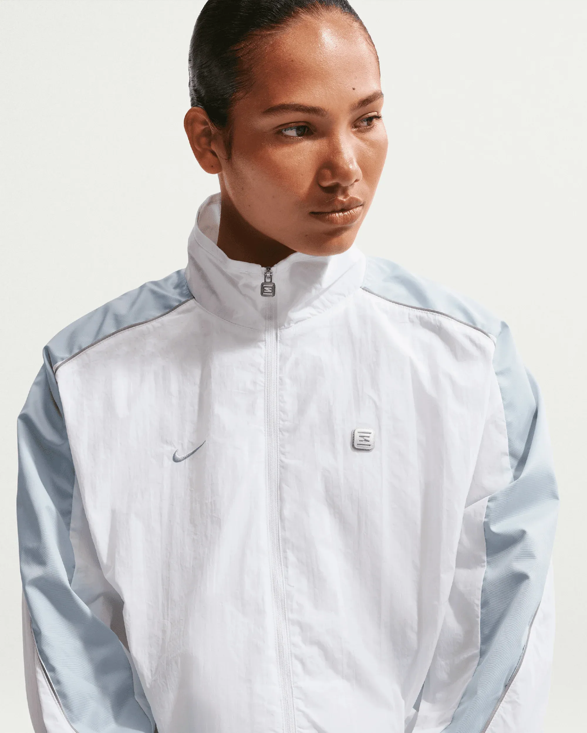 000000_Nike-Sportswear-Shox-Woven-Logo-Water-Repellent-Oversize-Light-Jacket-WMNS_White-Light-Blue_IO8380-100_img2