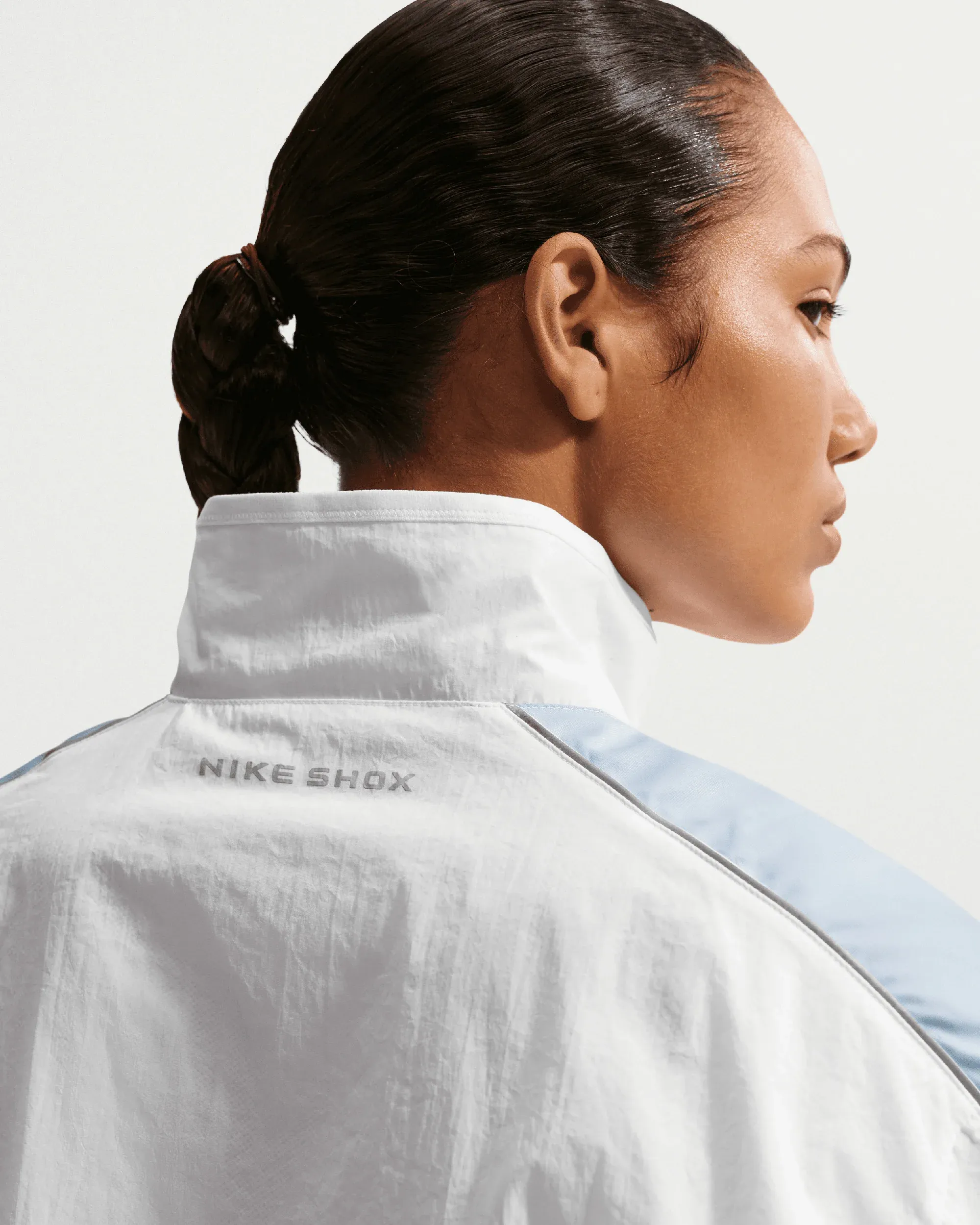 000000_Nike-Sportswear-Shox-Woven-Logo-Water-Repellent-Oversize-Light-Jacket-WMNS_White-Light-Blue_IO8380-100_img4