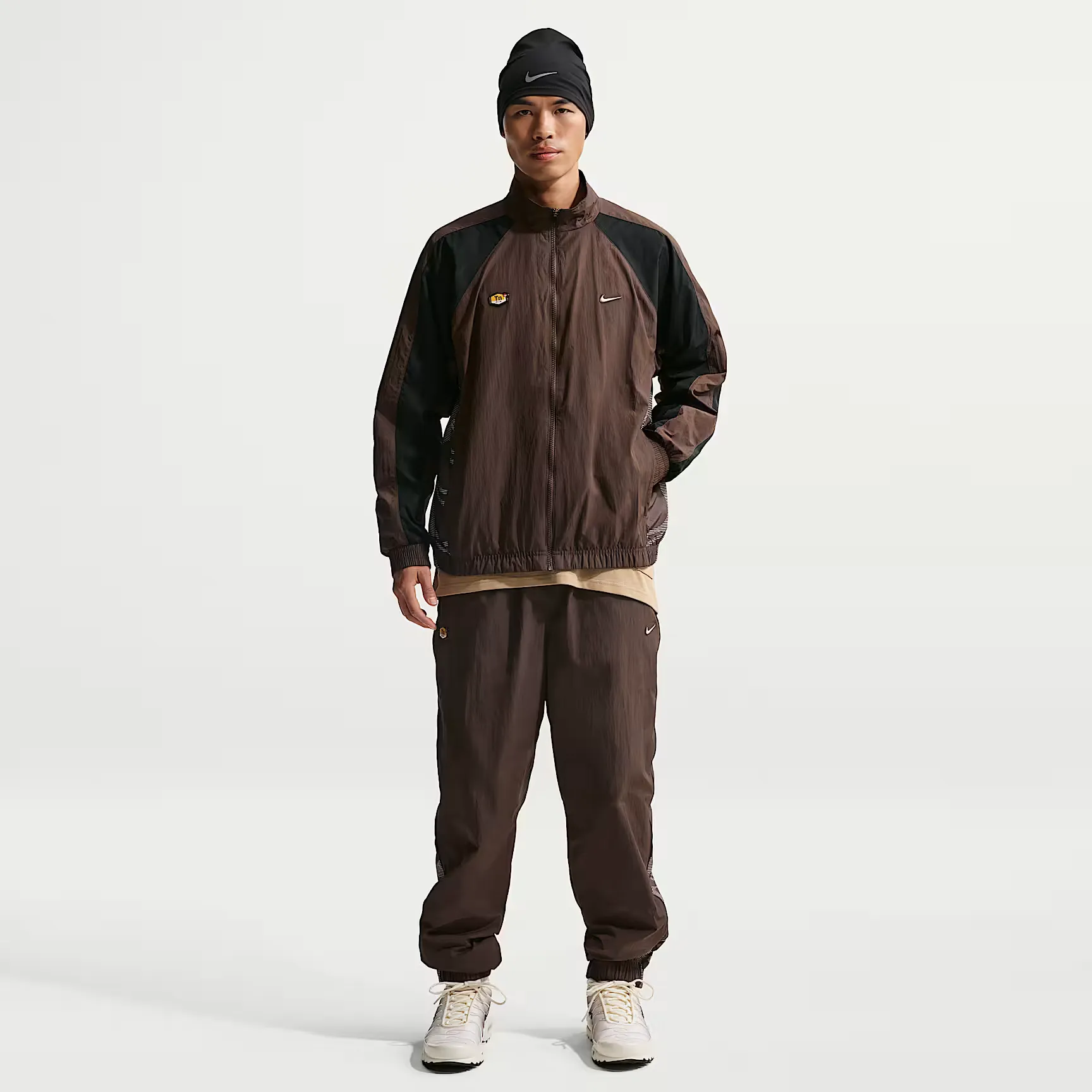 000000_Nike-Sportswear-Tuned-Air-Track-Jacket_Baroque-Brown-Black_IM5976-237_img3