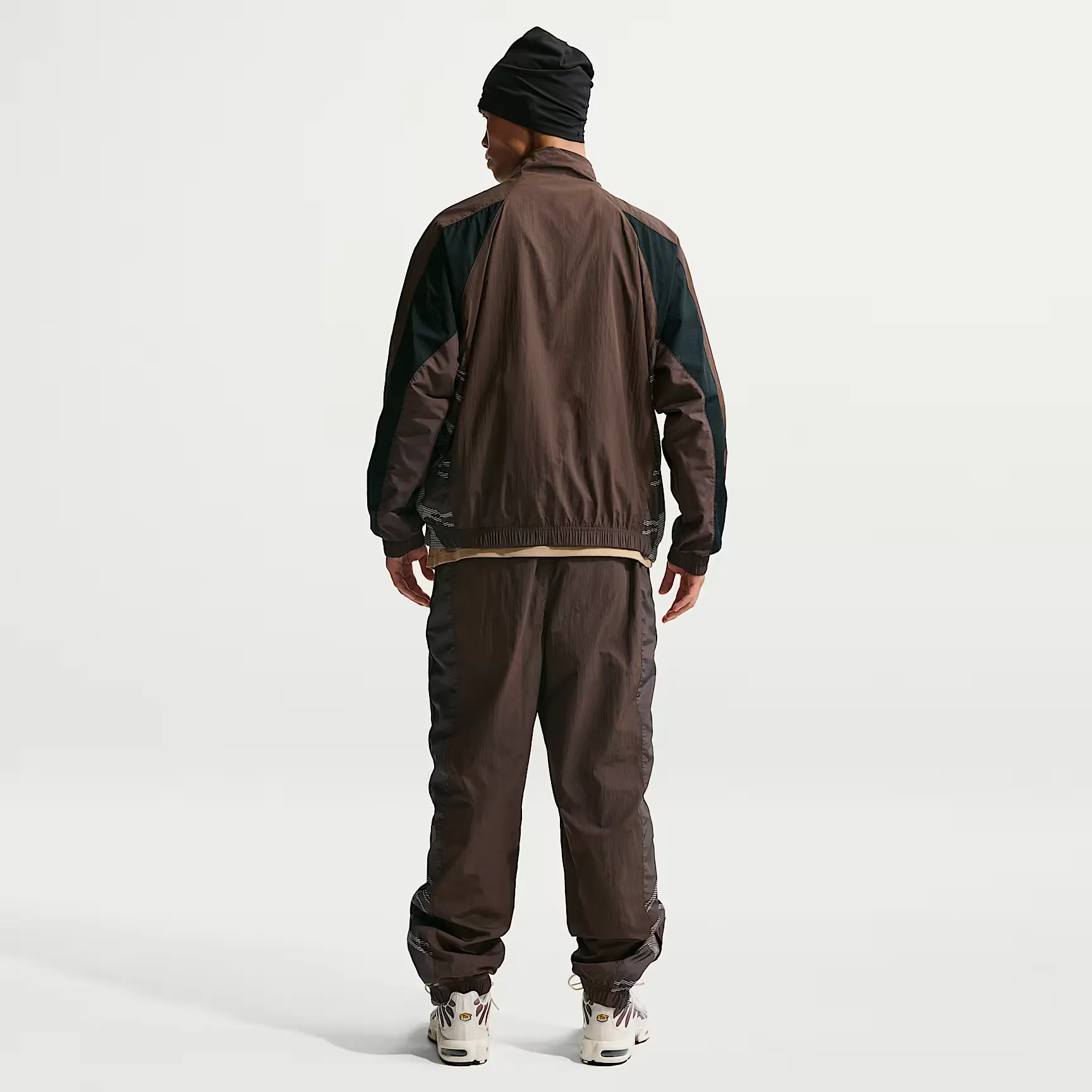 000000_Nike-Sportswear-Tuned-Air-Track-Jacket_Baroque-Brown-Black_IM5976-237_img4
