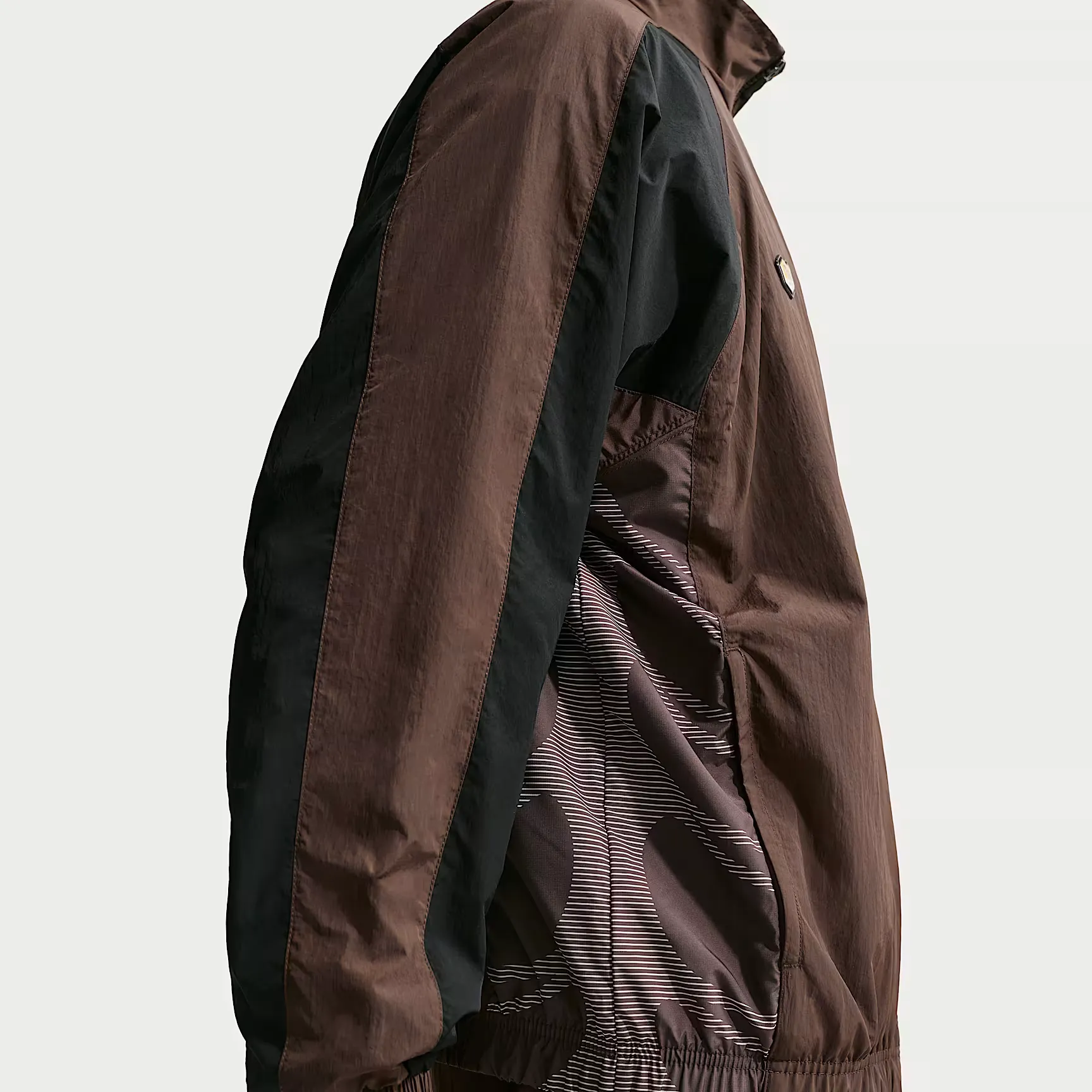 000000_Nike-Sportswear-Tuned-Air-Track-Jacket_Baroque-Brown-Black_IM5976-237_img5