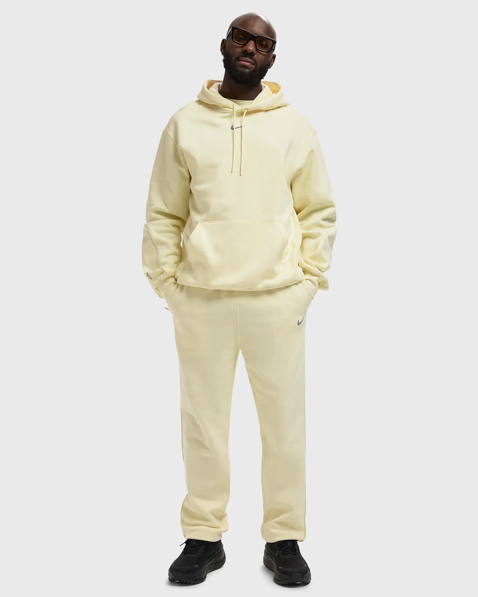 000000_Nike-x-NOCTA-CS-Fleece-Sweatpant_Alabaster-Stealth_HM5764-744_img1