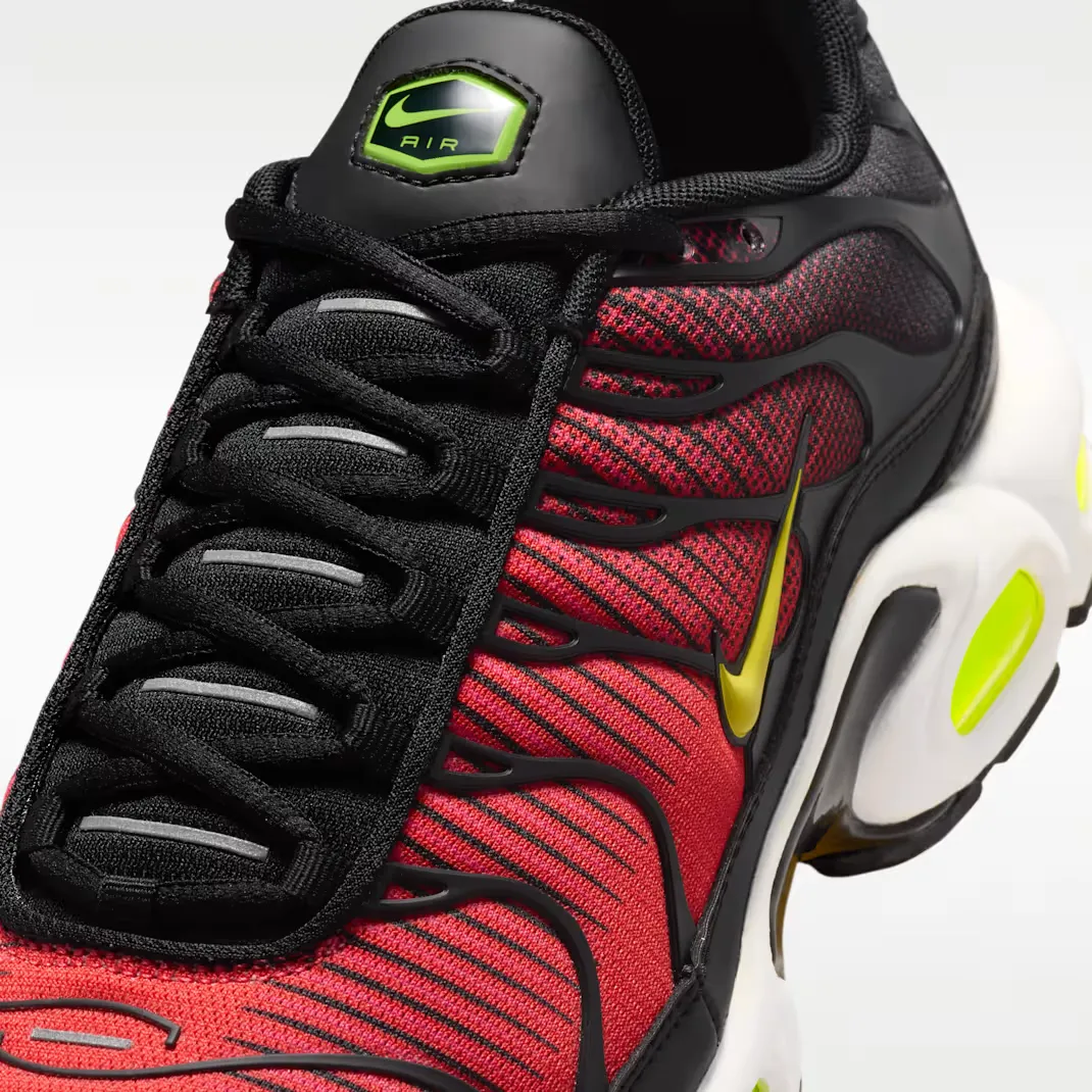 C22933_Nike-Air-Max-Plus_Black-Volt-Light-Crimson_IR2000-010_img6