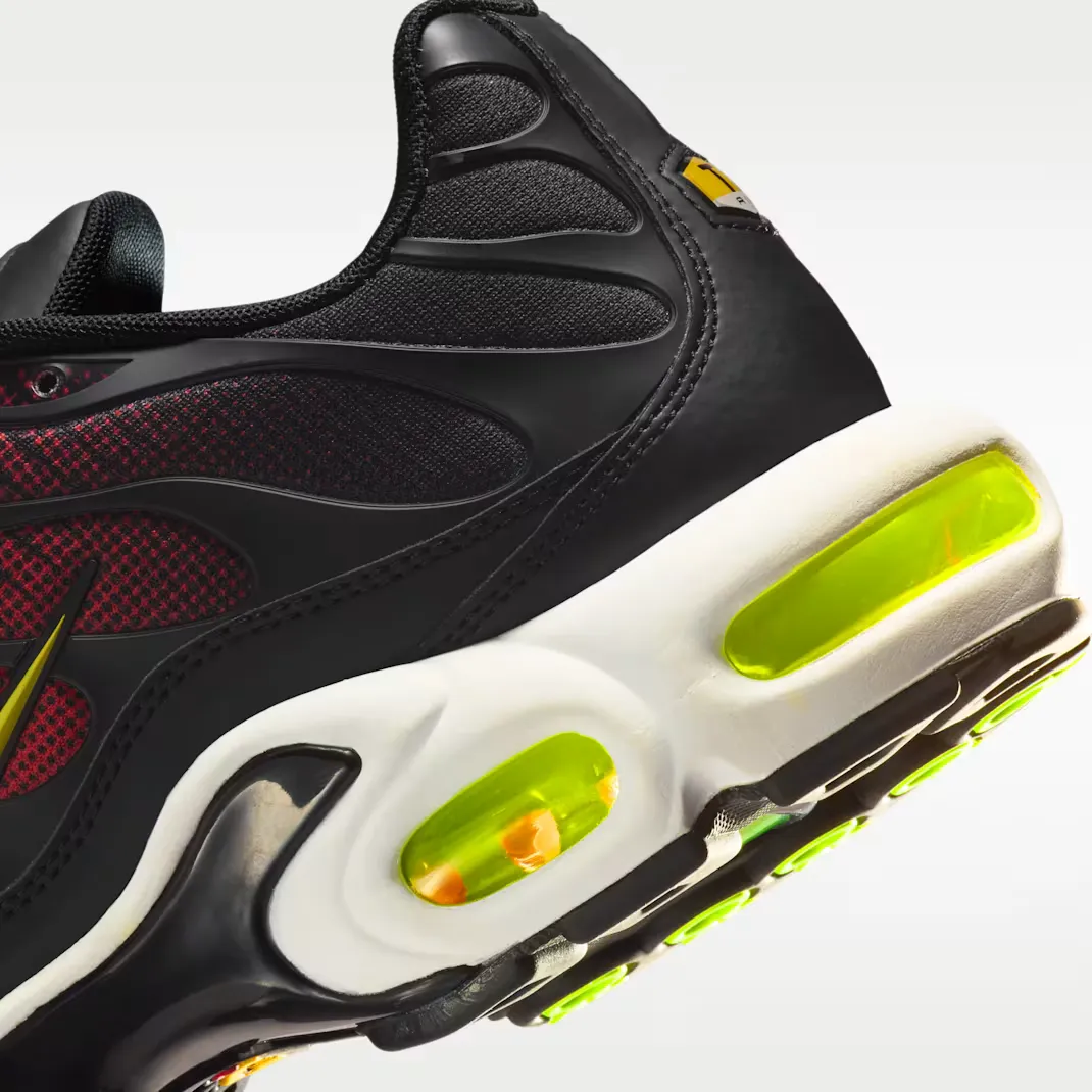 C22933_Nike-Air-Max-Plus_Black-Volt-Light-Crimson_IR2000-010_img7