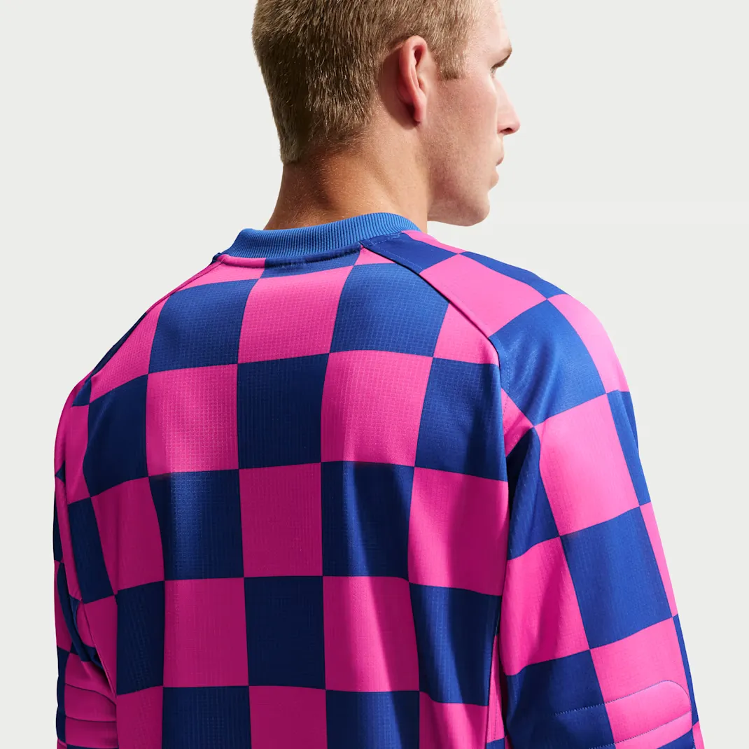 000000_Nike-Sportswear-Club-Goalie-Longsleeve_Game-Royal-Pinksicle_II4367-480_img2