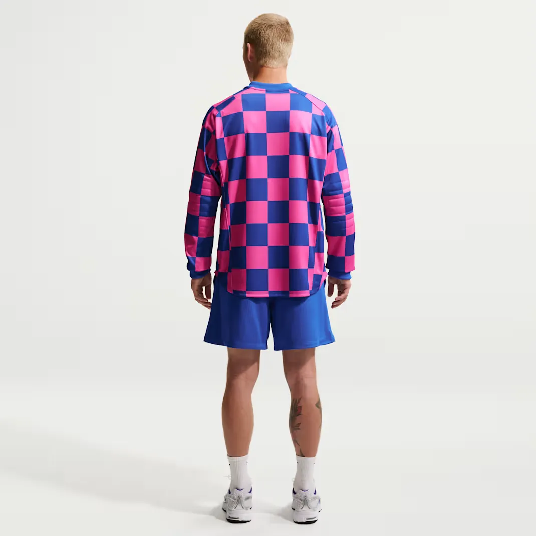 000000_Nike-Sportswear-Club-Goalie-Longsleeve_Game-Royal-Pinksicle_II4367-480_img5