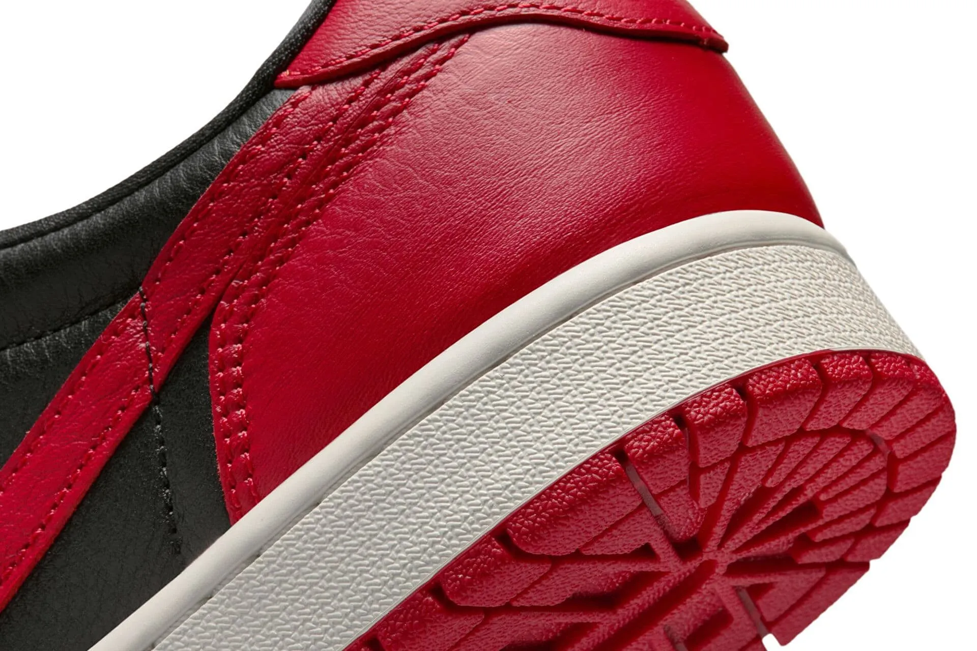 000000_Air-Jordan-1-Low-OG_Black-Red_IW6276-001_img7