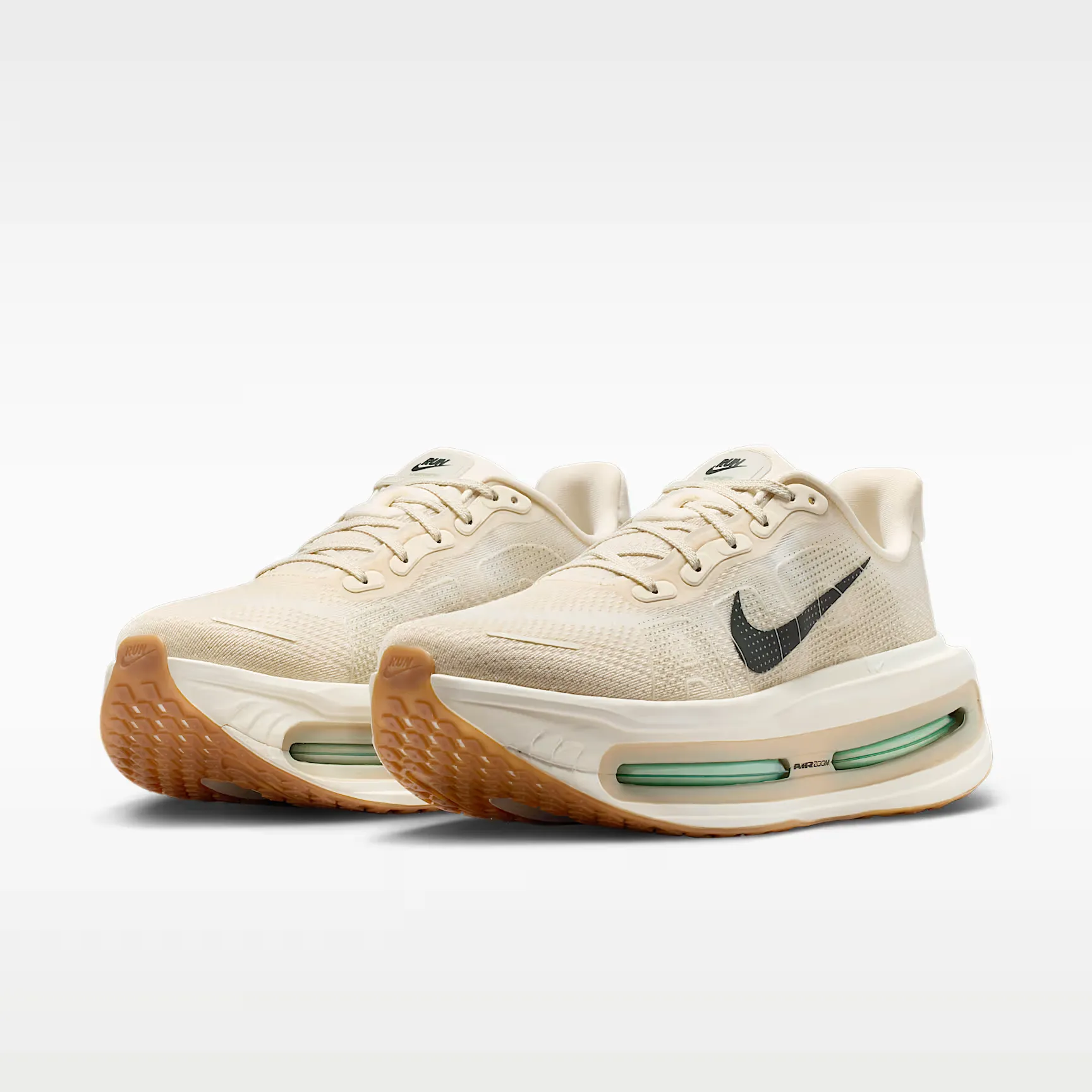 000000_Nike-Vomero-Premium_Pale-Ivory-Sanddrift_HQ2050-106_img4