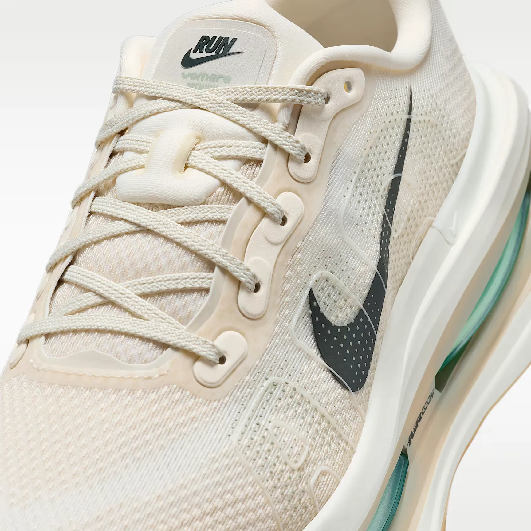 000000_Nike-Vomero-Premium_Pale-Ivory-Sanddrift_HQ2050-106_img6