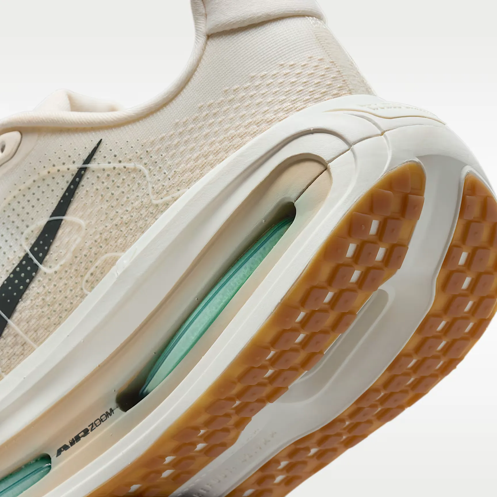 000000_Nike-Vomero-Premium_Pale-Ivory-Sanddrift_HQ2050-106_img7