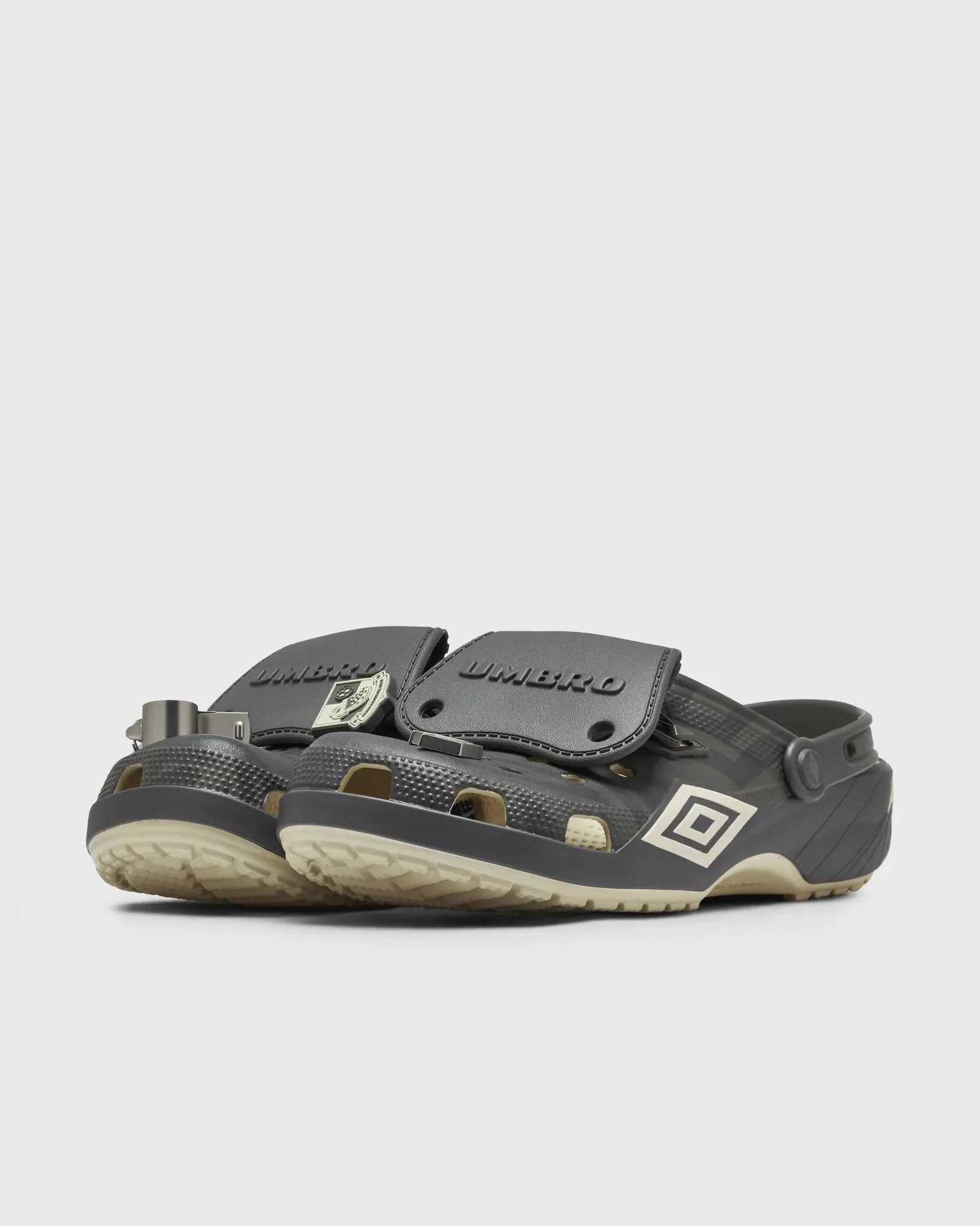 000000_Crocs-x-Umbro-Classic-Clog_Bone-Slate-Grey_213397-2YD_img1