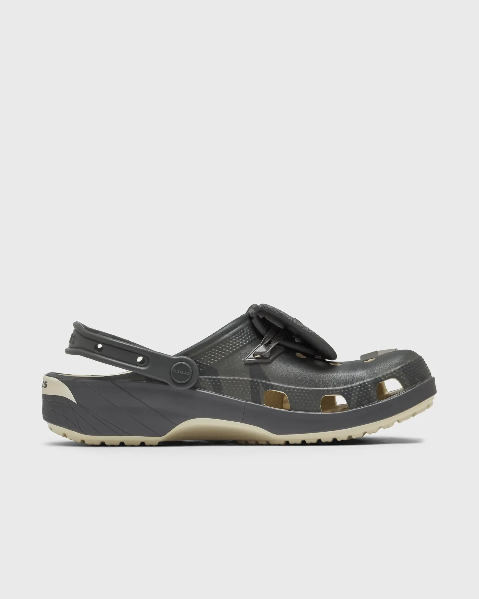 000000_Crocs-x-Umbro-Classic-Clog_Bone-Slate-Grey_213397-2YD_img2