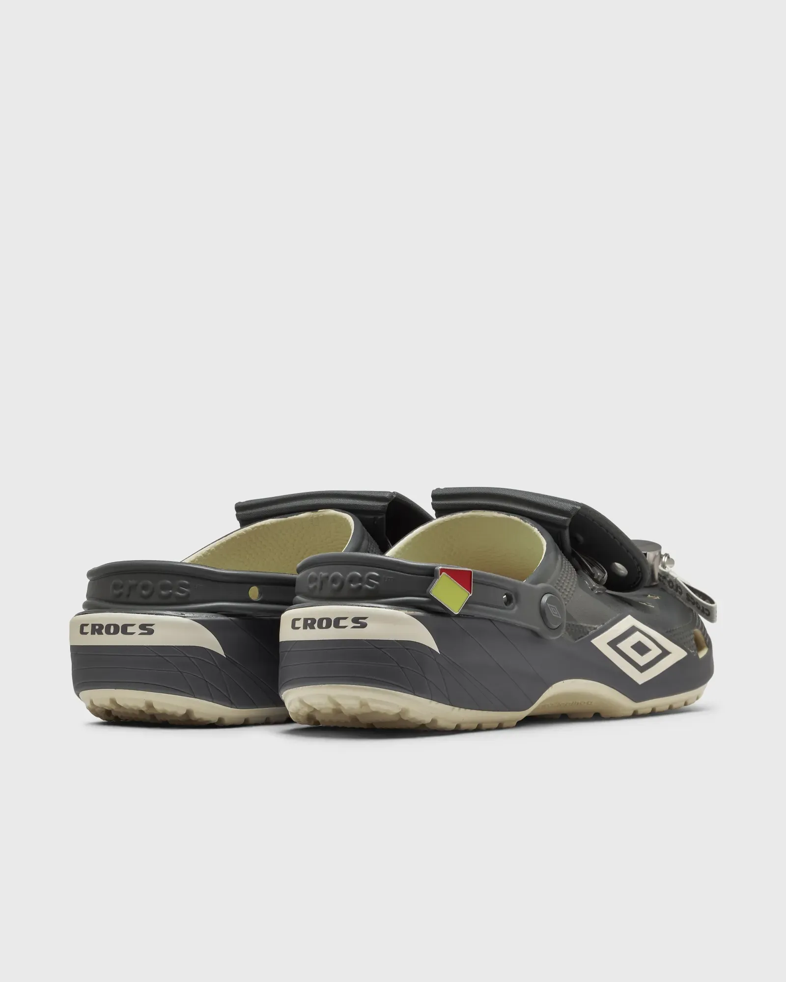 000000_Crocs-x-Umbro-Classic-Clog_Bone-Slate-Grey_213397-2YD_img3
