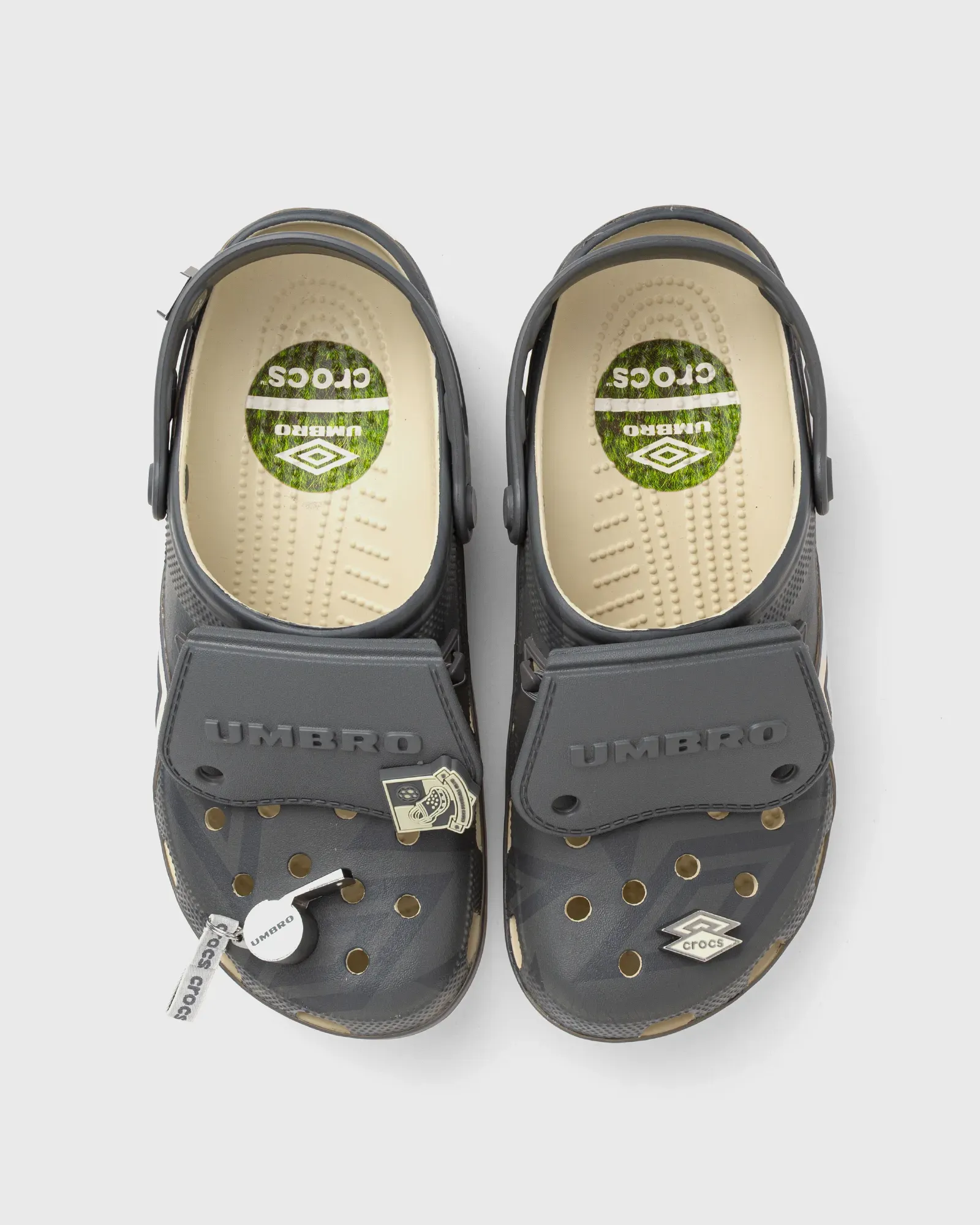 000000_Crocs-x-Umbro-Classic-Clog_Bone-Slate-Grey_213397-2YD_img4